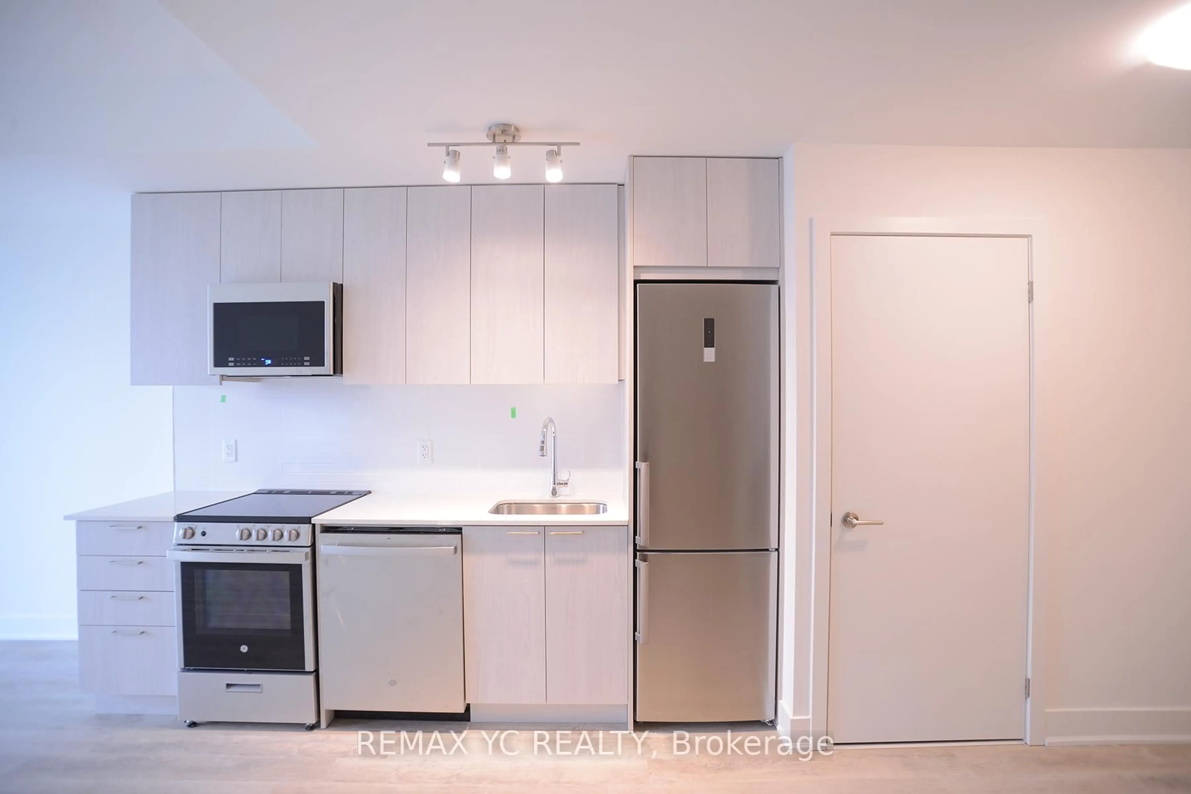 Standard kitchen, unknown for 185 Deerfield Rd #501, Newmarket Ontario L3Y 0G7