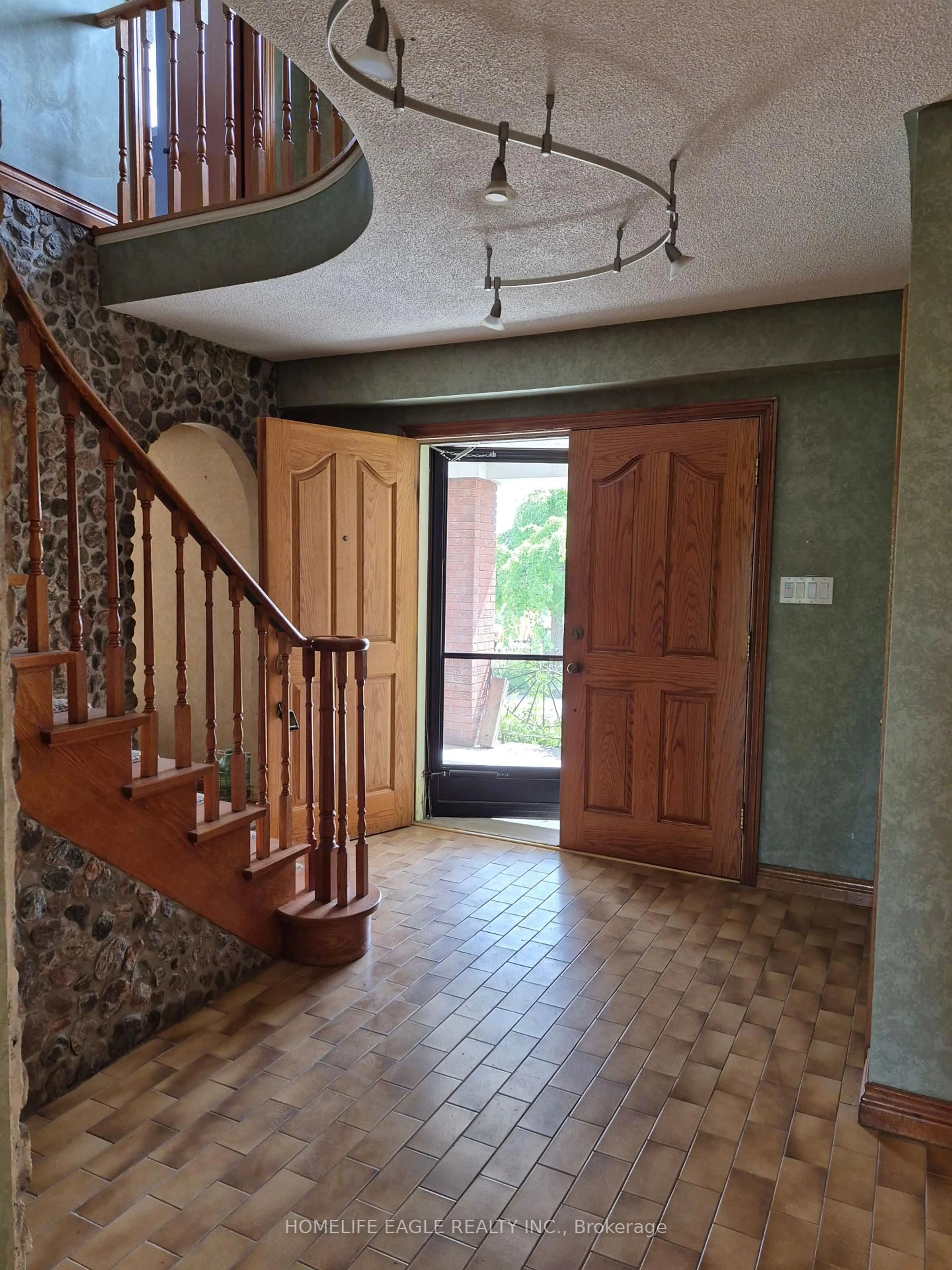 Indoor foyer for 900 19th Ave, Richmond Hill Ontario L4E 3R2