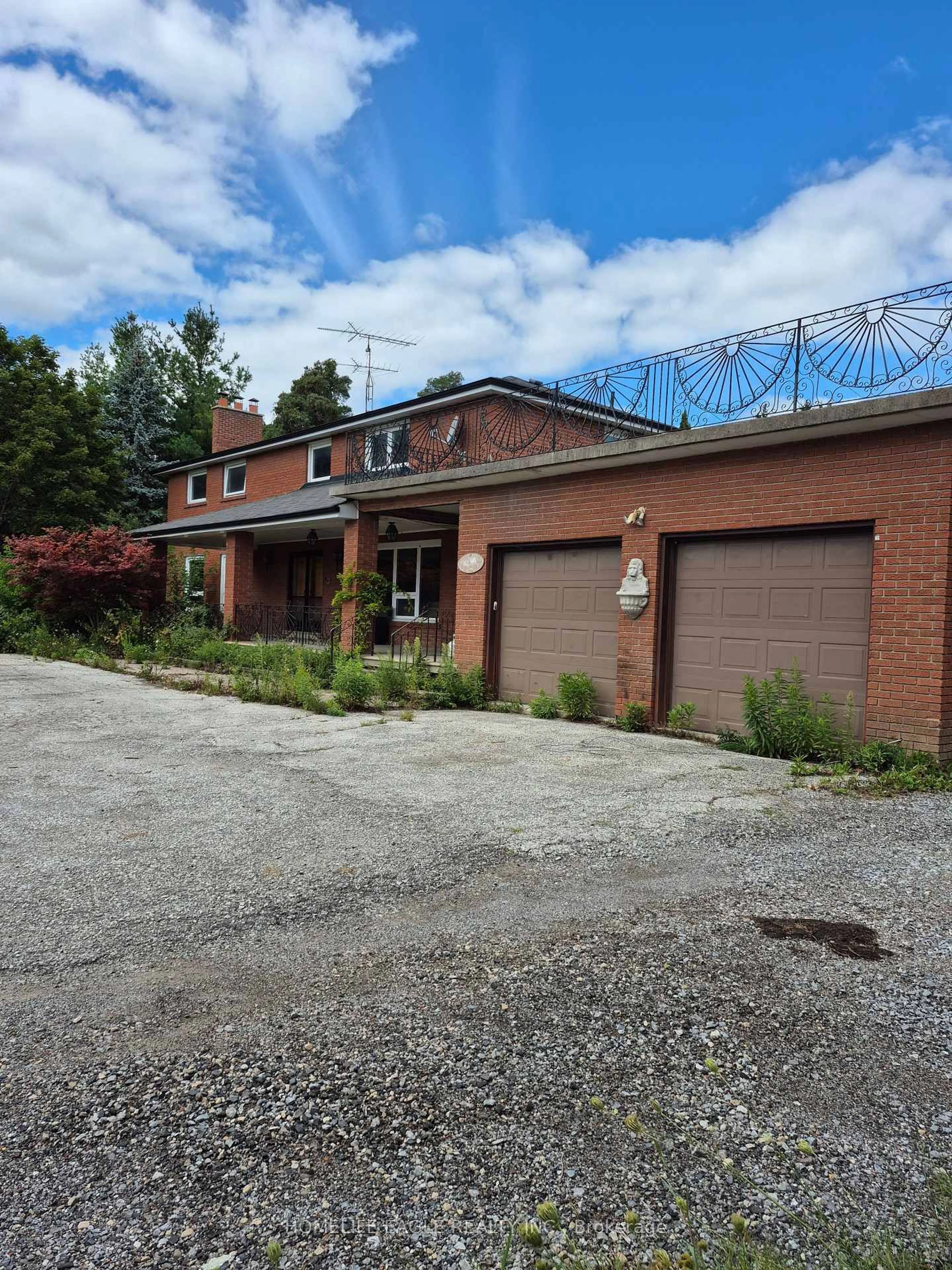 A pic from outside/outdoor area/front of a property/back of a property/a pic from drone, street for 900 19th Ave, Richmond Hill Ontario L4E 3R2