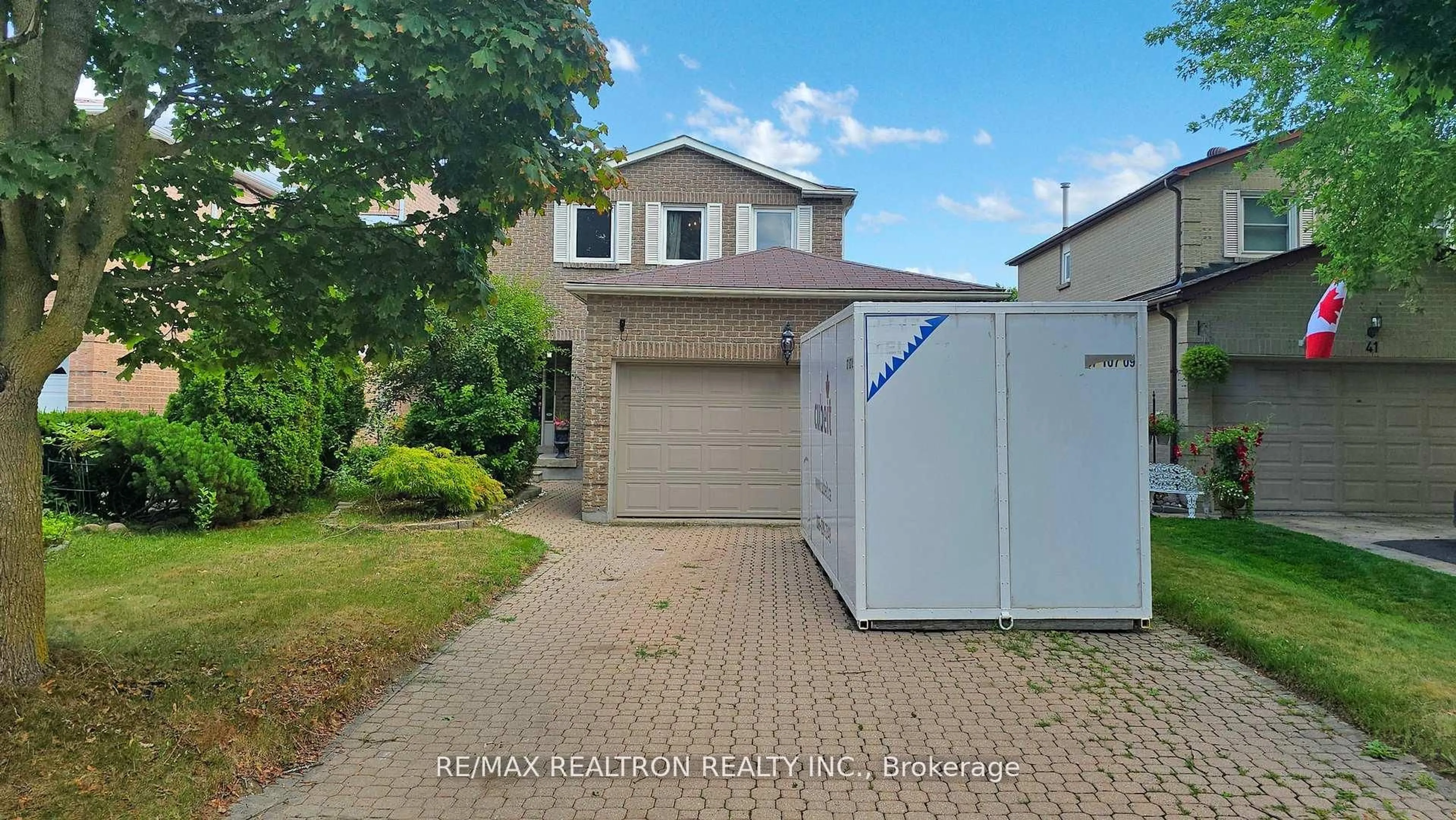 A pic from outside/outdoor area/front of a property/back of a property/a pic from drone, street for 43 Strathmore Dr, Markham Ontario L3P 6K4