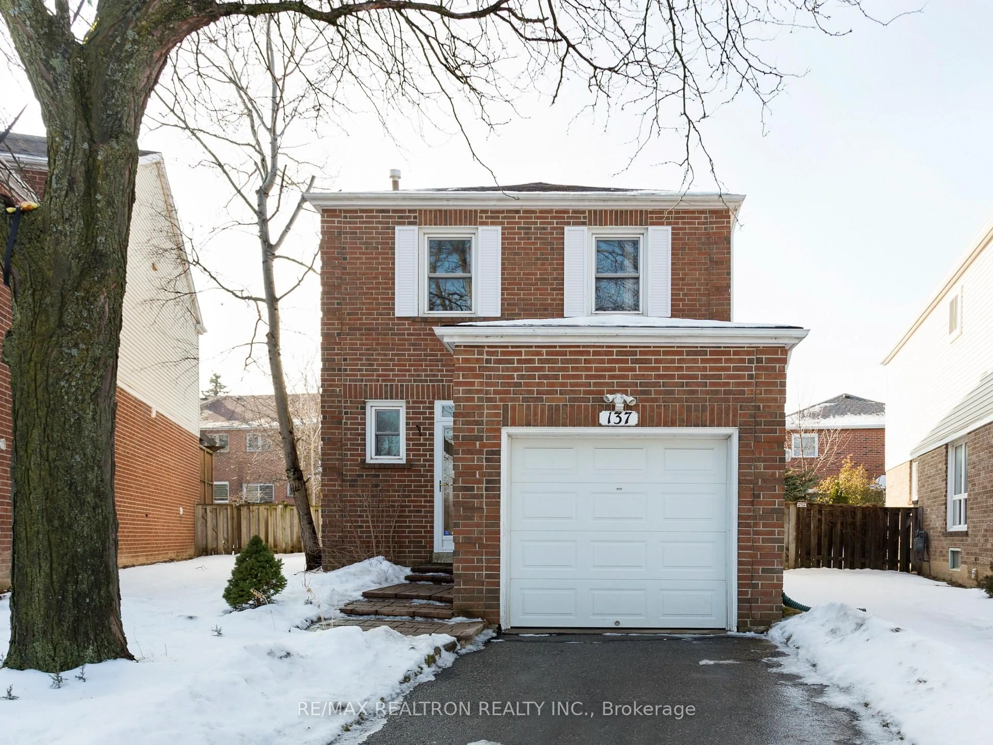 Home with brick exterior material, street for 137 Glenmanor Way, Vaughan Ontario L4J 3A3