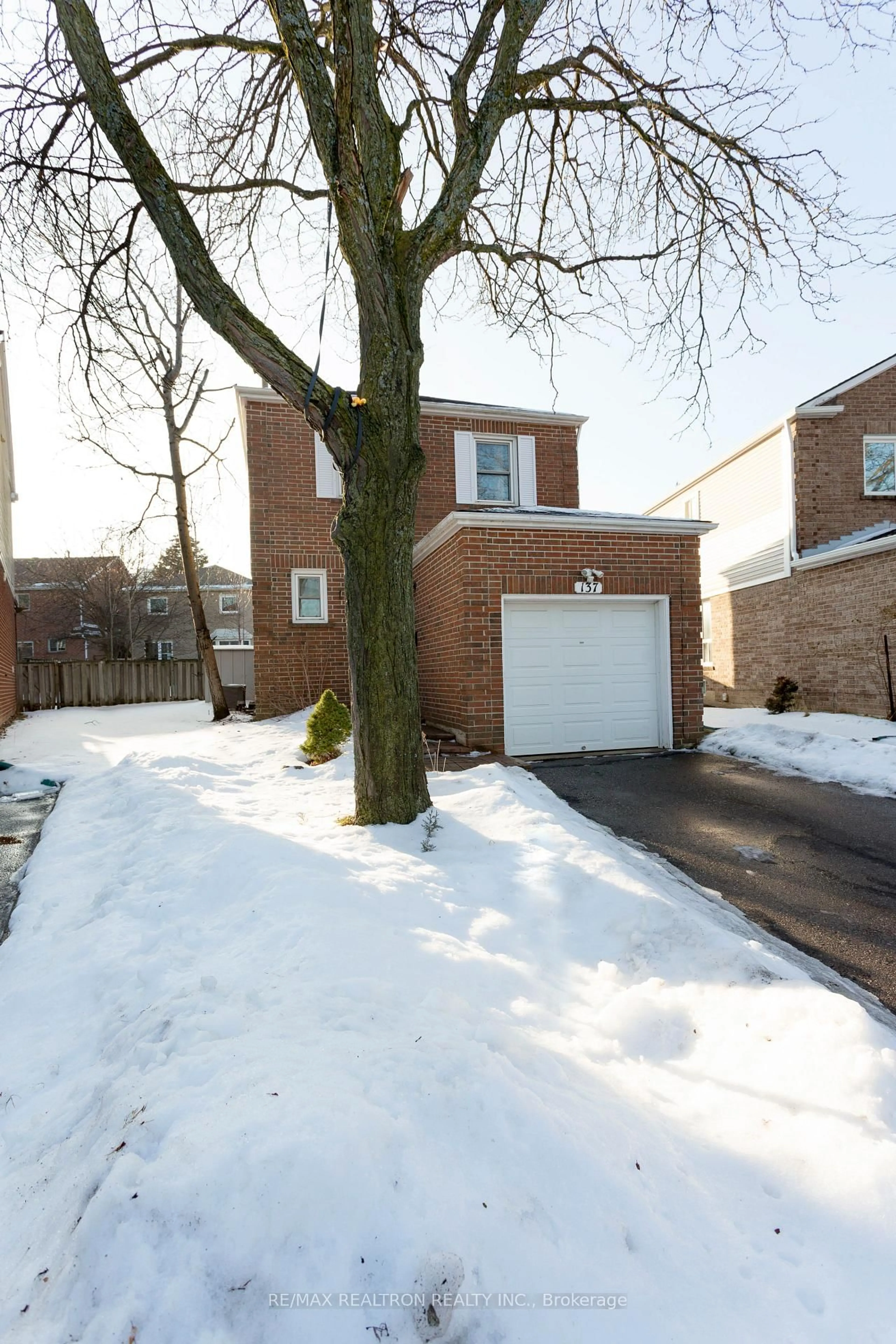 Home with brick exterior material, street for 137 Glenmanor Way, Vaughan Ontario L4J 3A3