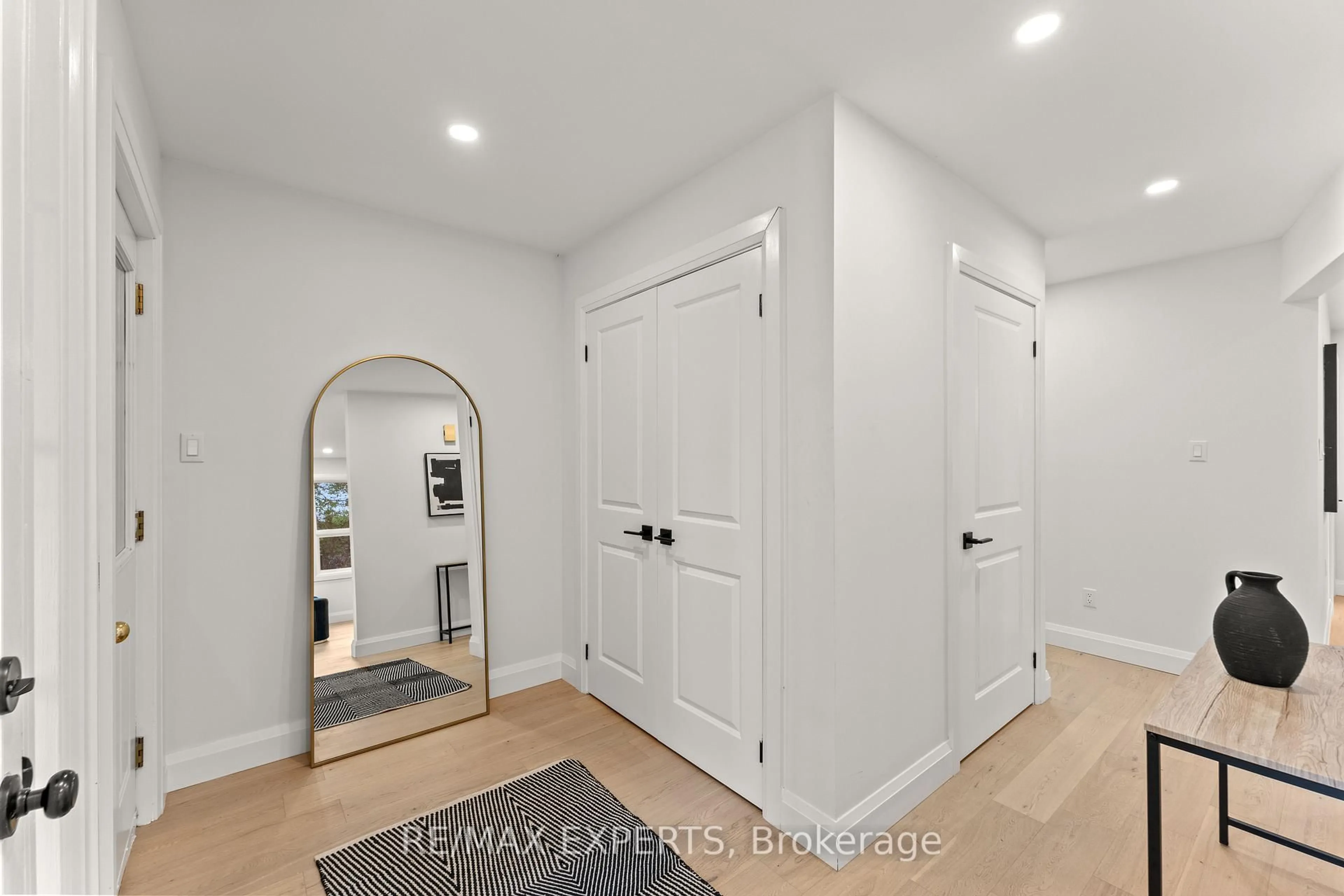 Indoor entryway for 353 Walter Dr, Georgina Ontario L4P 3A8