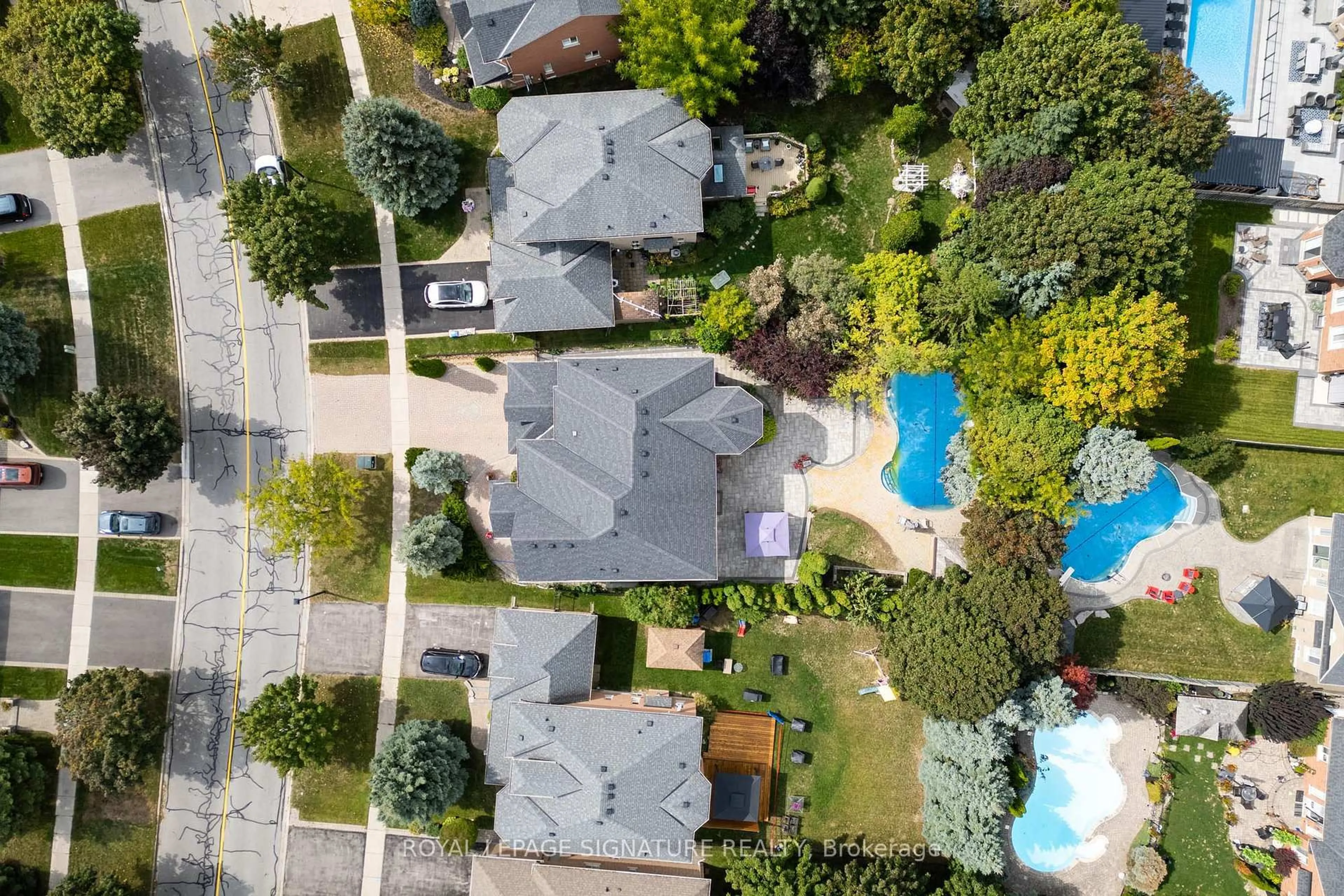 A pic from outside/outdoor area/front of a property/back of a property/a pic from drone, unknown for 1067 Ivsbridge Blvd, Newmarket Ontario L3X 1N3