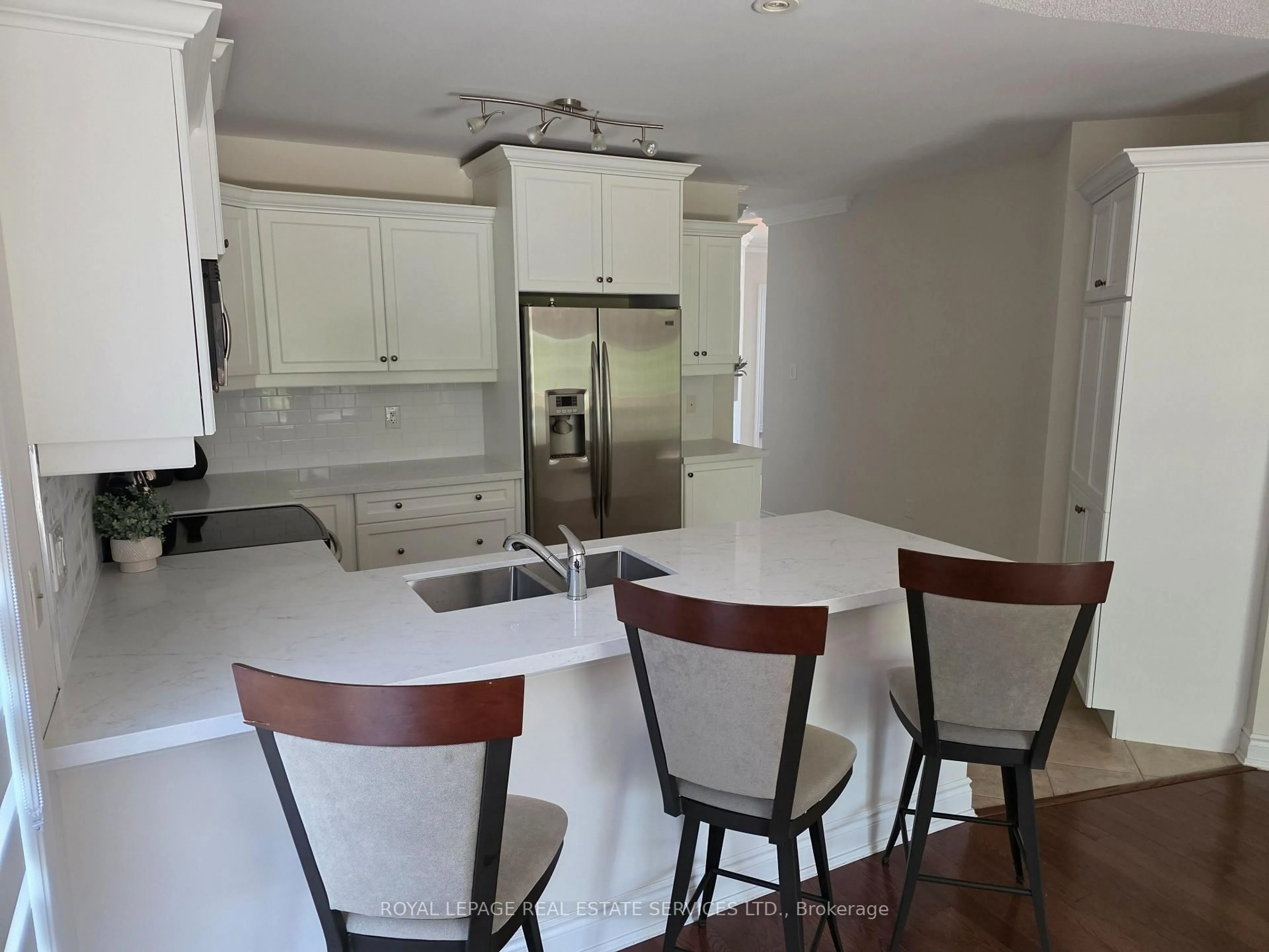 Open concept kitchen, ceramic/tile floor for 62 Renaissance Pt #23, New Tecumseth Ontario L9R 2H7