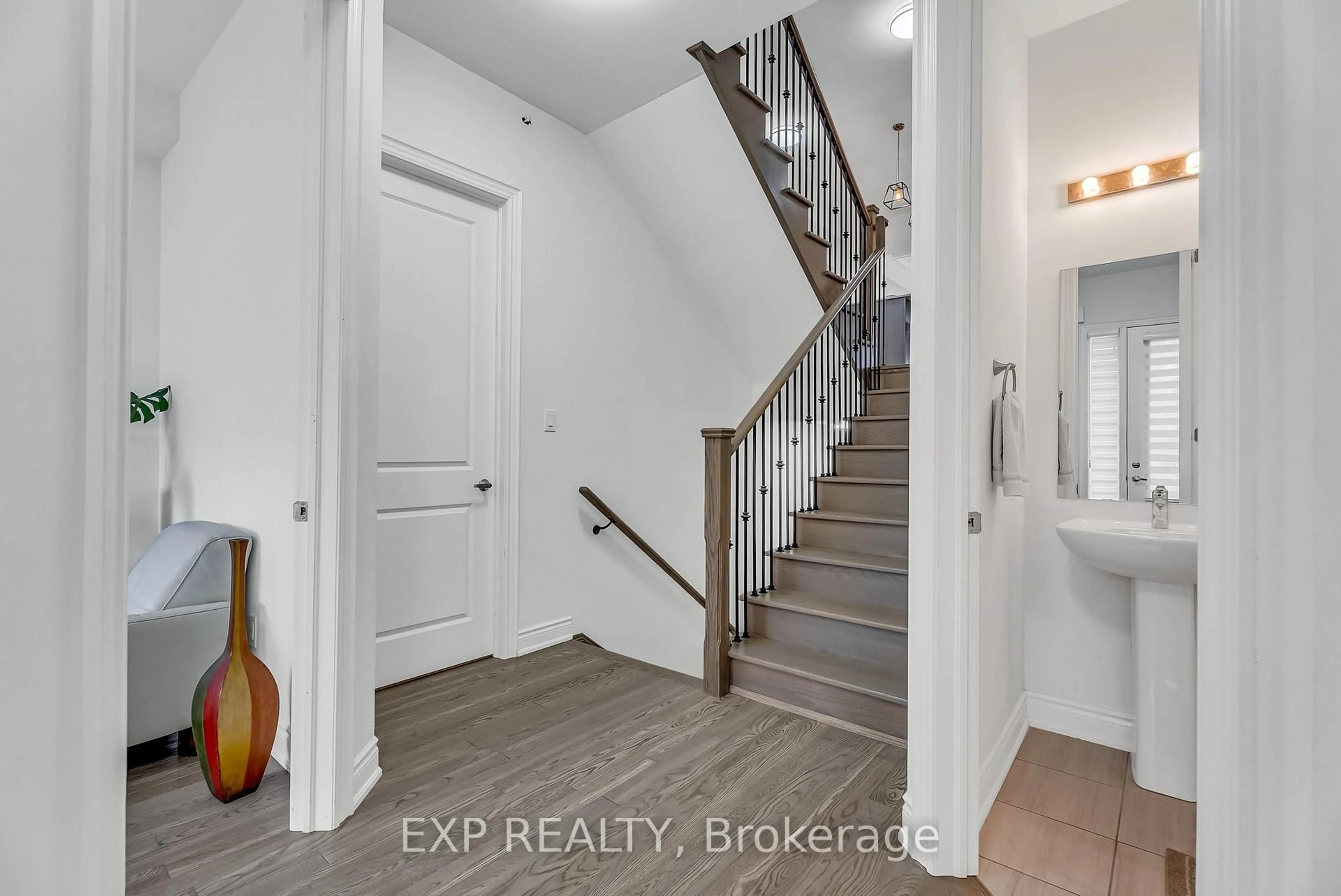 Indoor entryway for 9548 Weston Rd, Vaughan Ontario L4H 0P4