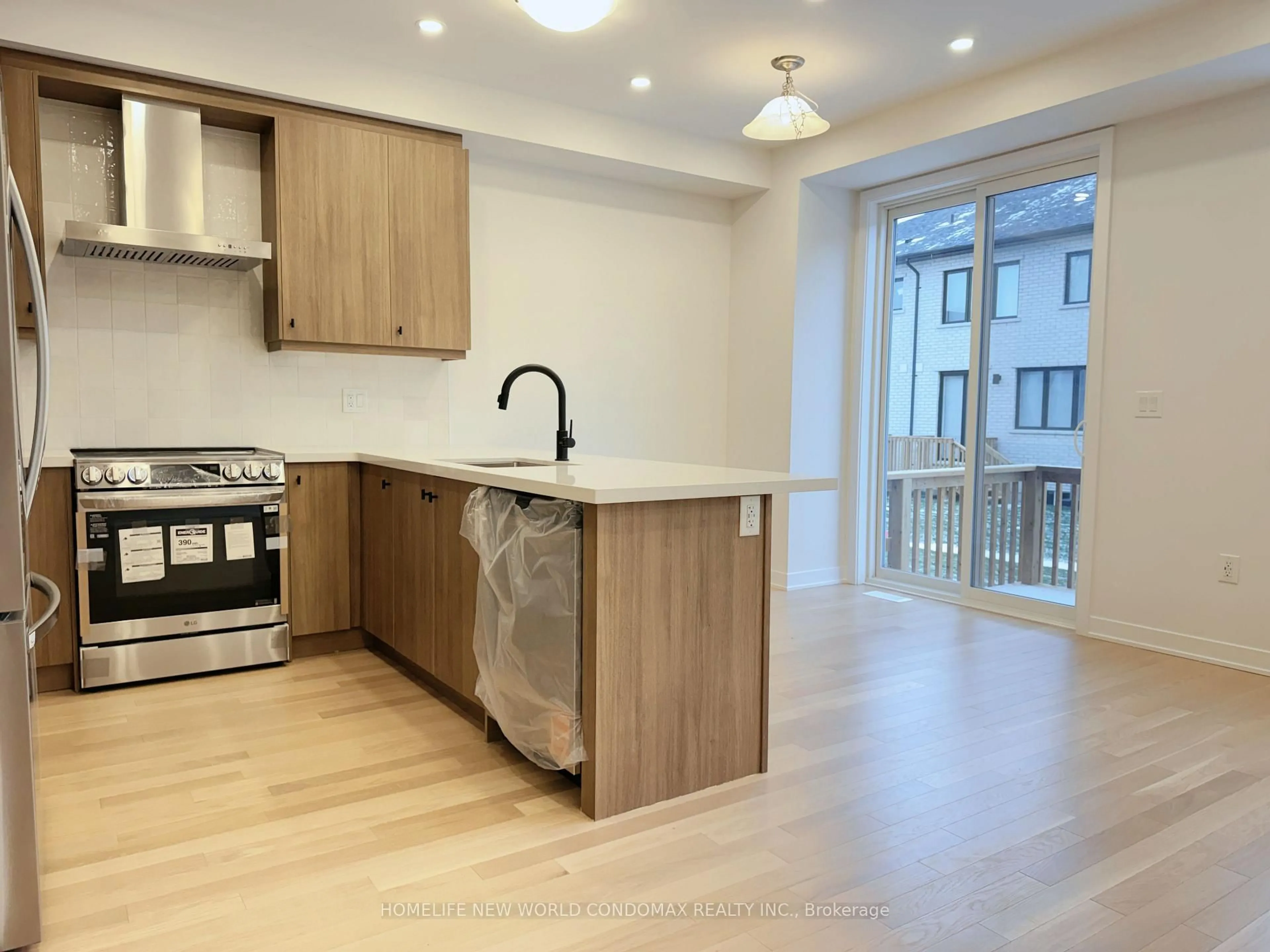 Open concept kitchen, wood/laminate floor for 7 Anna Russell Way, Markham Ontario L3R 3X3