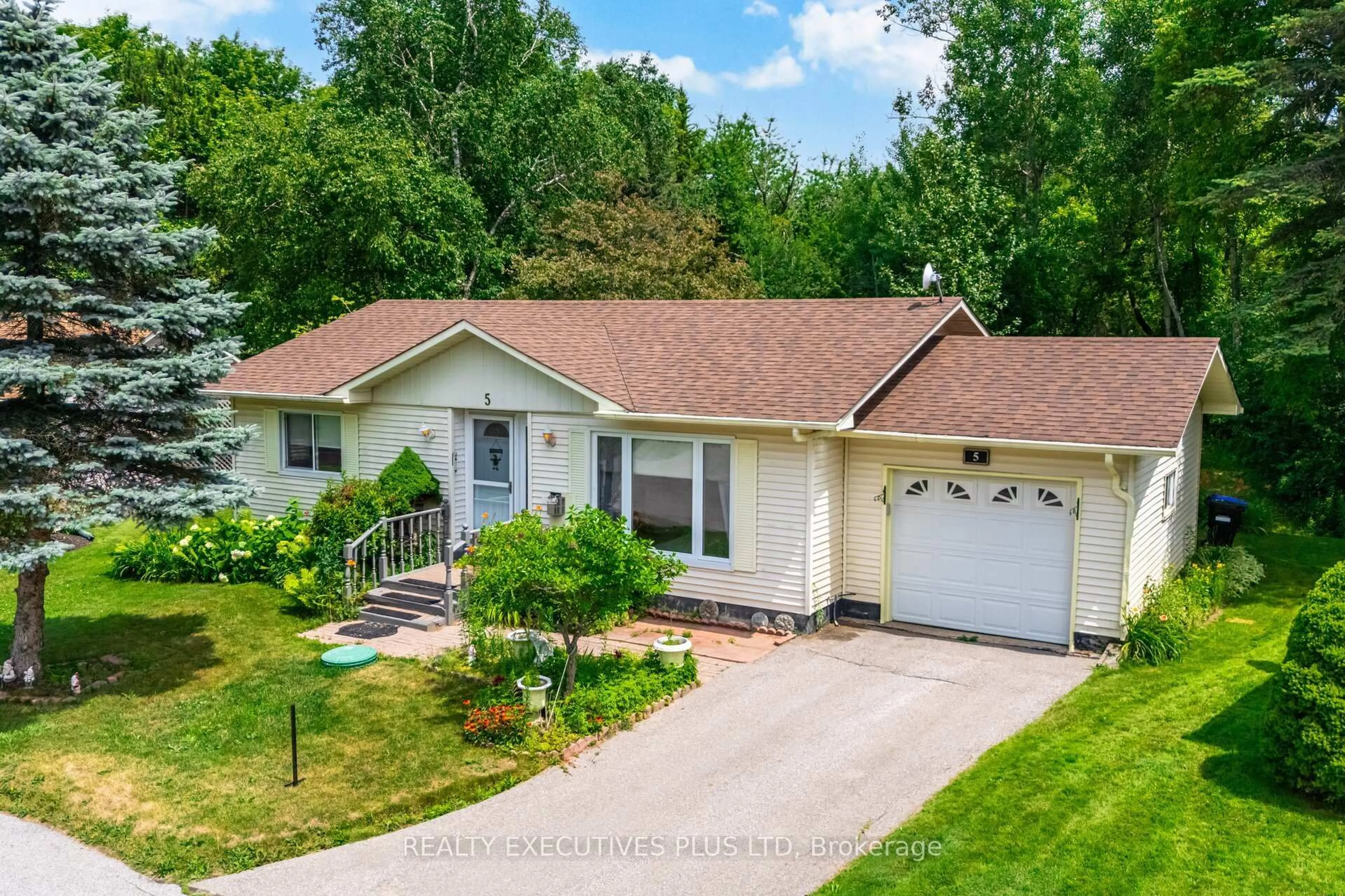 A pic from outside/outdoor area/front of a property/back of a property/a pic from drone, street for 5 Pineview Crt, New Tecumseth Ontario L0G 1W0