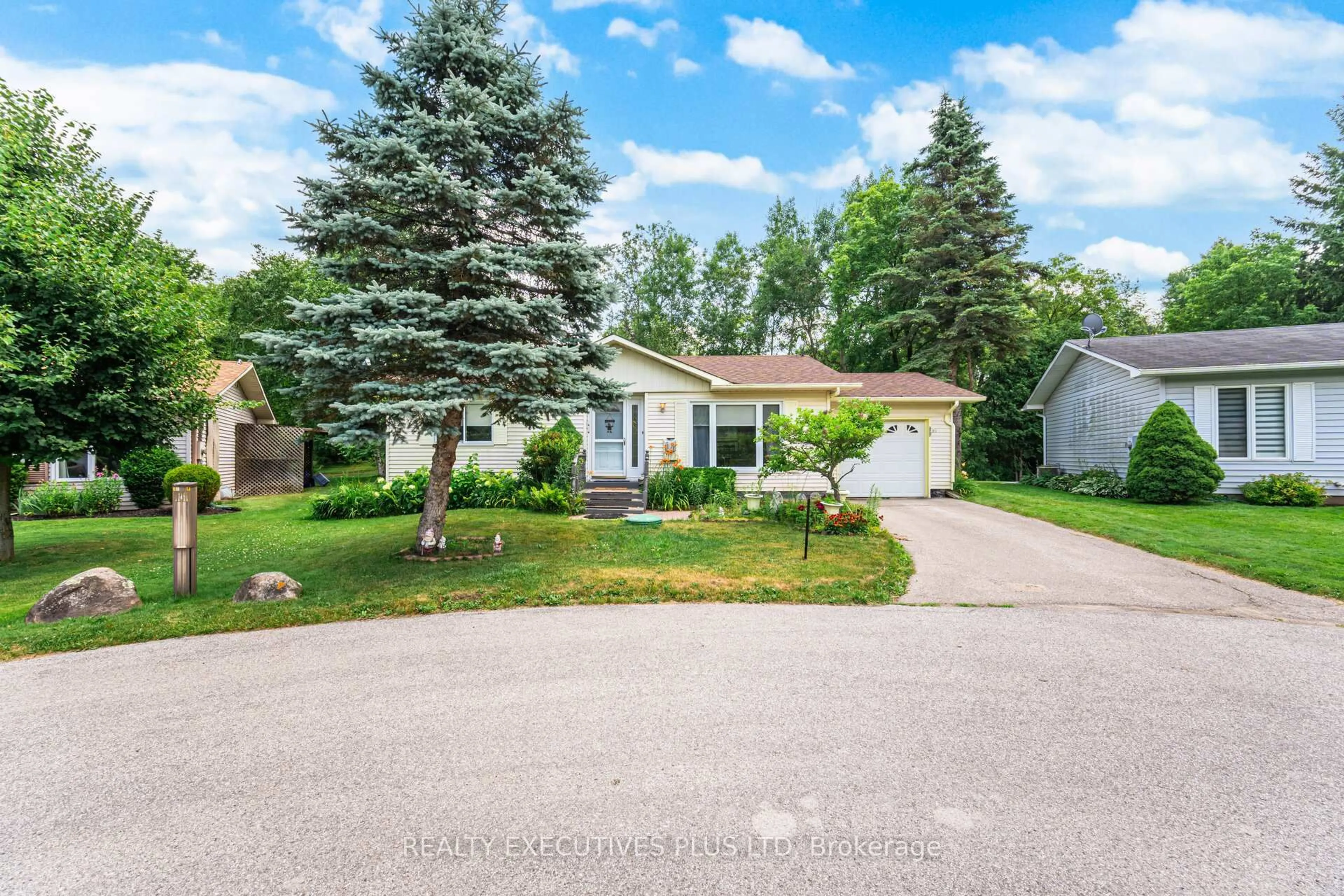 A pic from outside/outdoor area/front of a property/back of a property/a pic from drone, street for 5 Pineview Crt, New Tecumseth Ontario L0G 1W0
