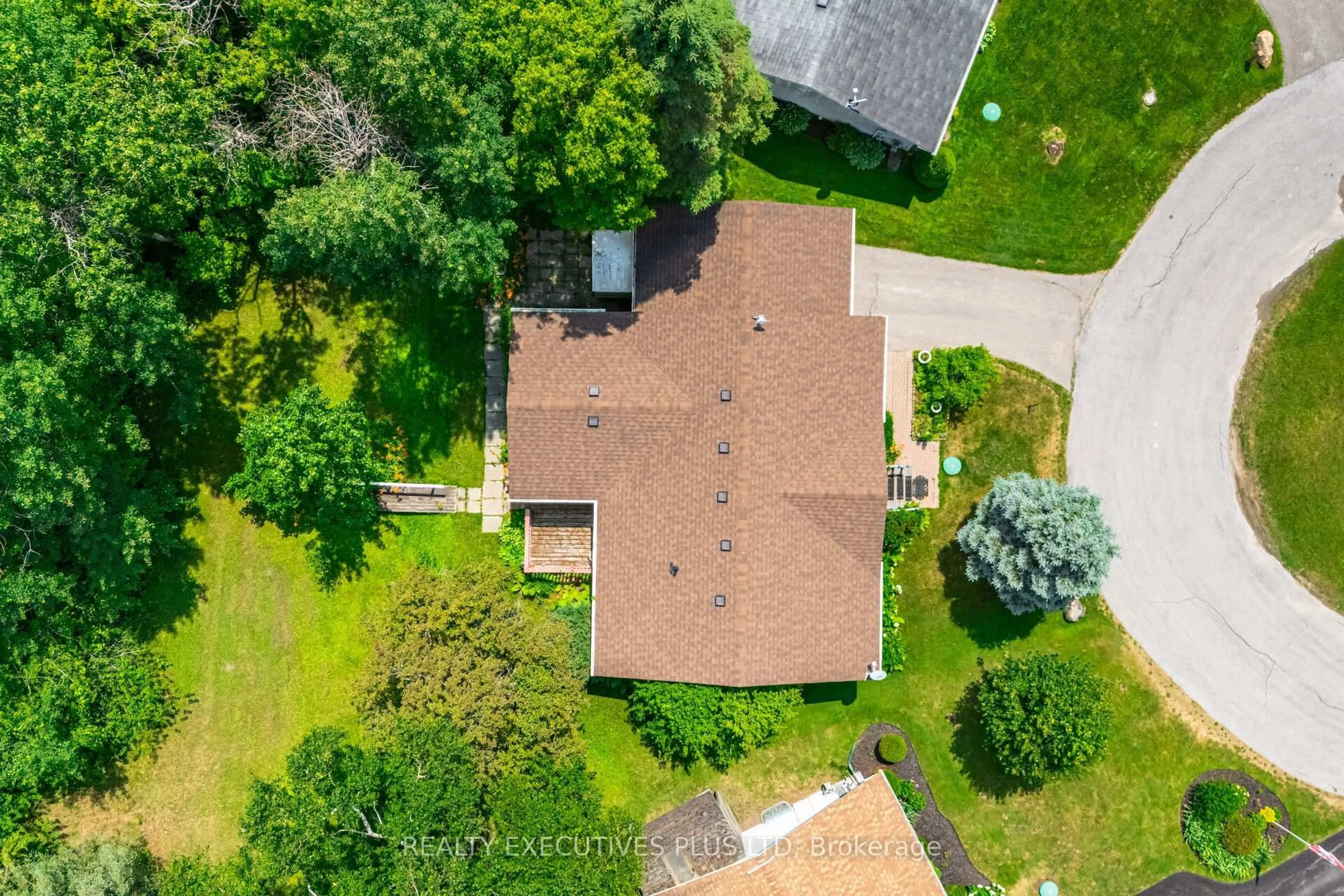A pic from outside/outdoor area/front of a property/back of a property/a pic from drone, street for 5 Pineview Crt, New Tecumseth Ontario L0G 1W0
