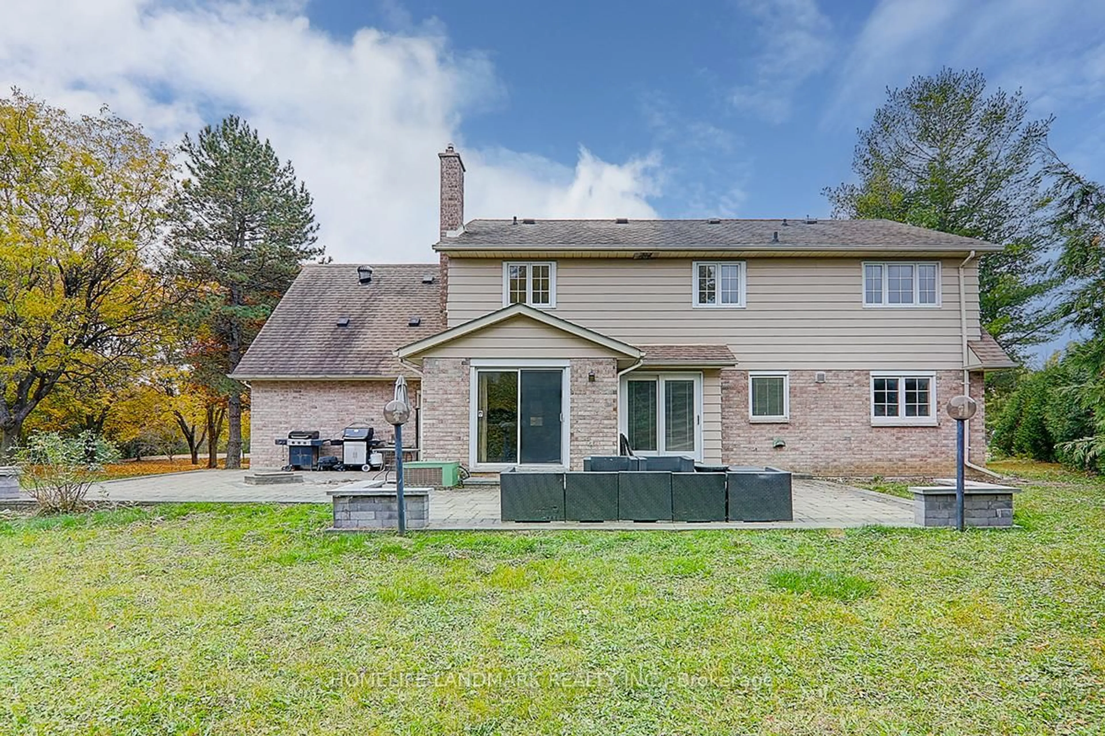 Patio, street for 99 Burndean Crt, Richmond Hill Ontario L4C 9W5