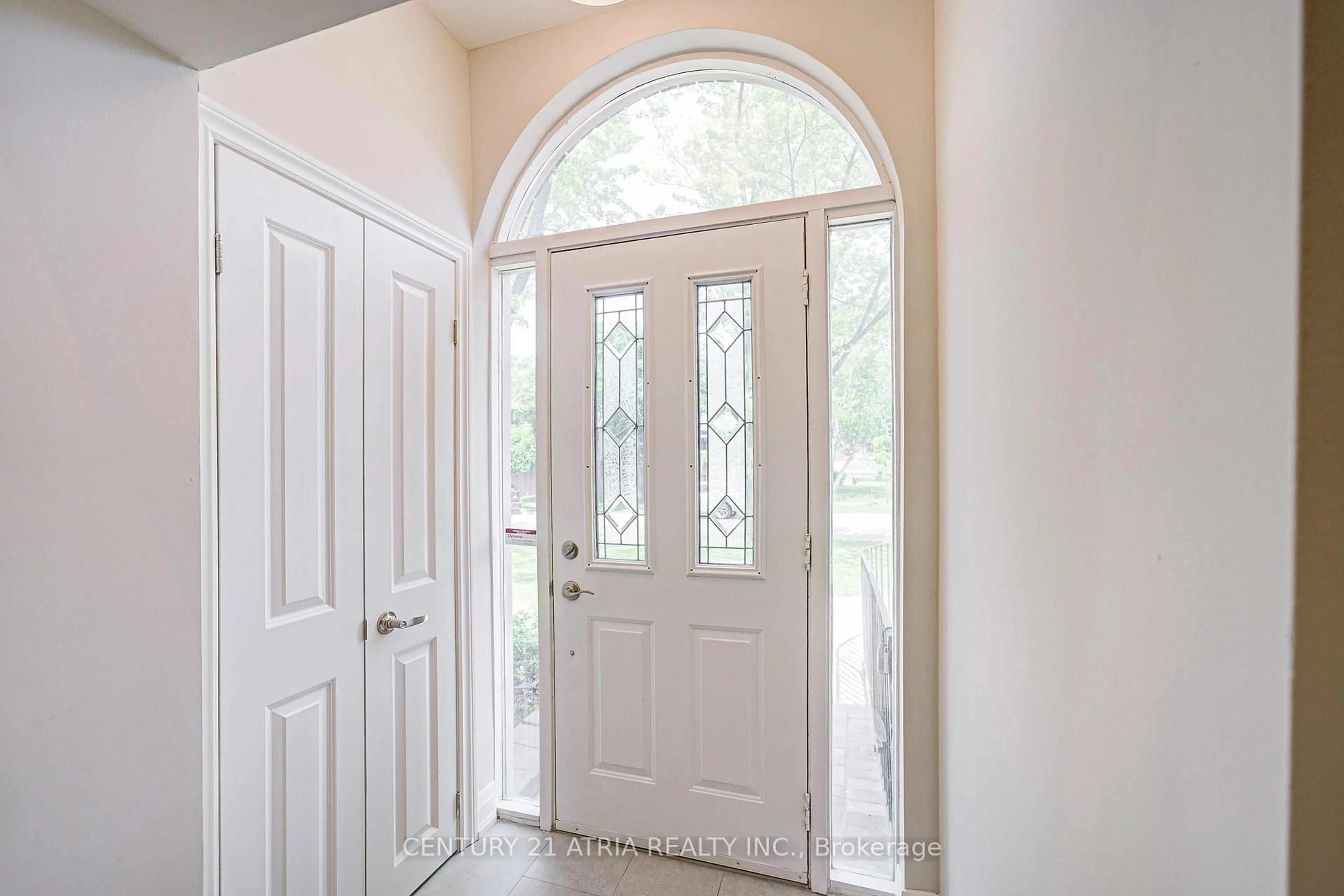 Indoor entryway for 190 Romfield Crct, Markham Ontario L3T 3J1