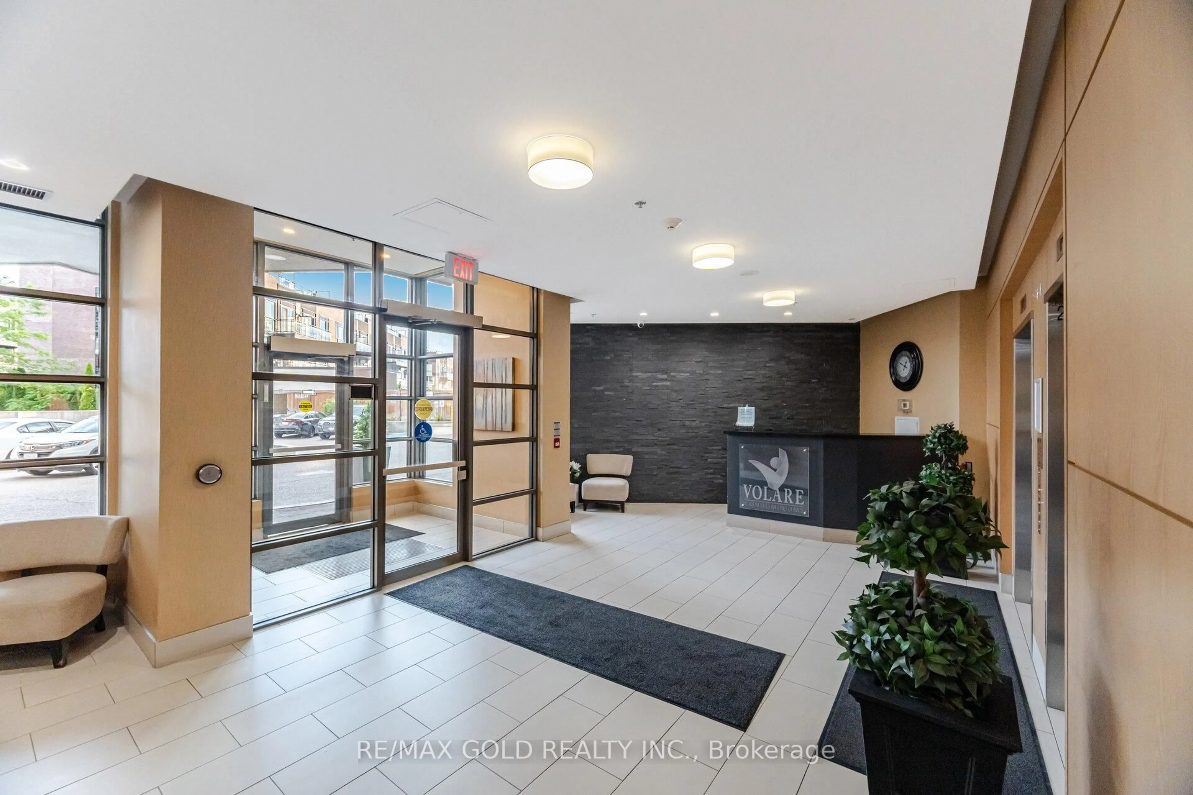 Indoor foyer for 7730 Kipling Ave #311, Vaughan Ontario L4L 1Y9