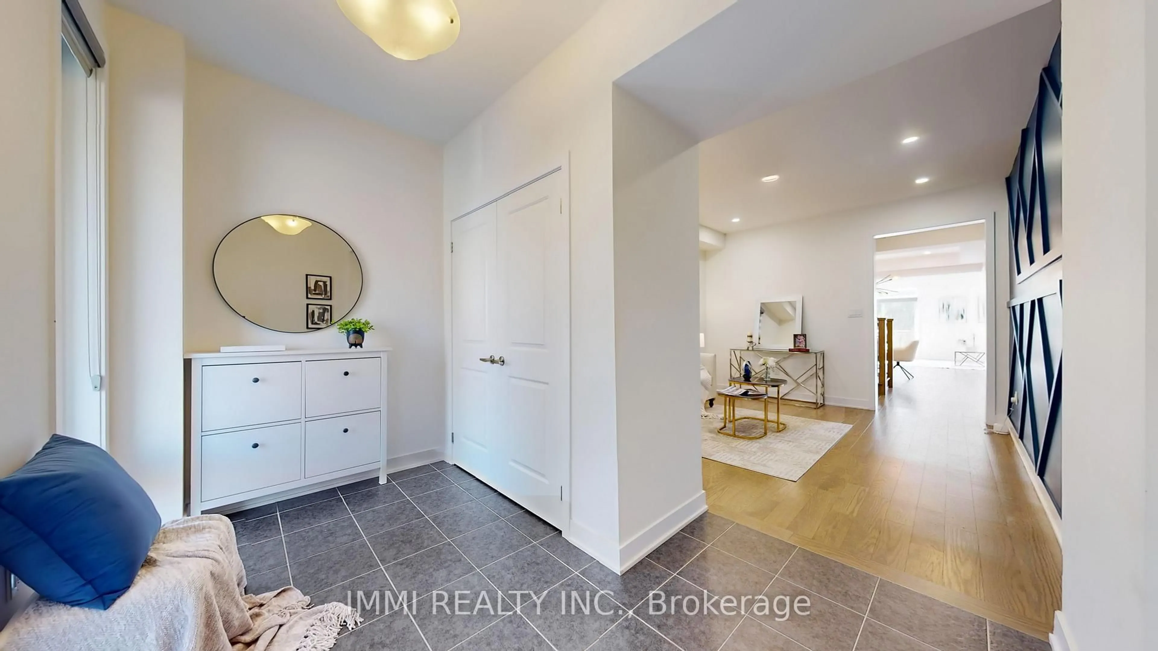 Indoor entryway for 12 Badgerow Way, Aurora Ontario L4G 0Z4