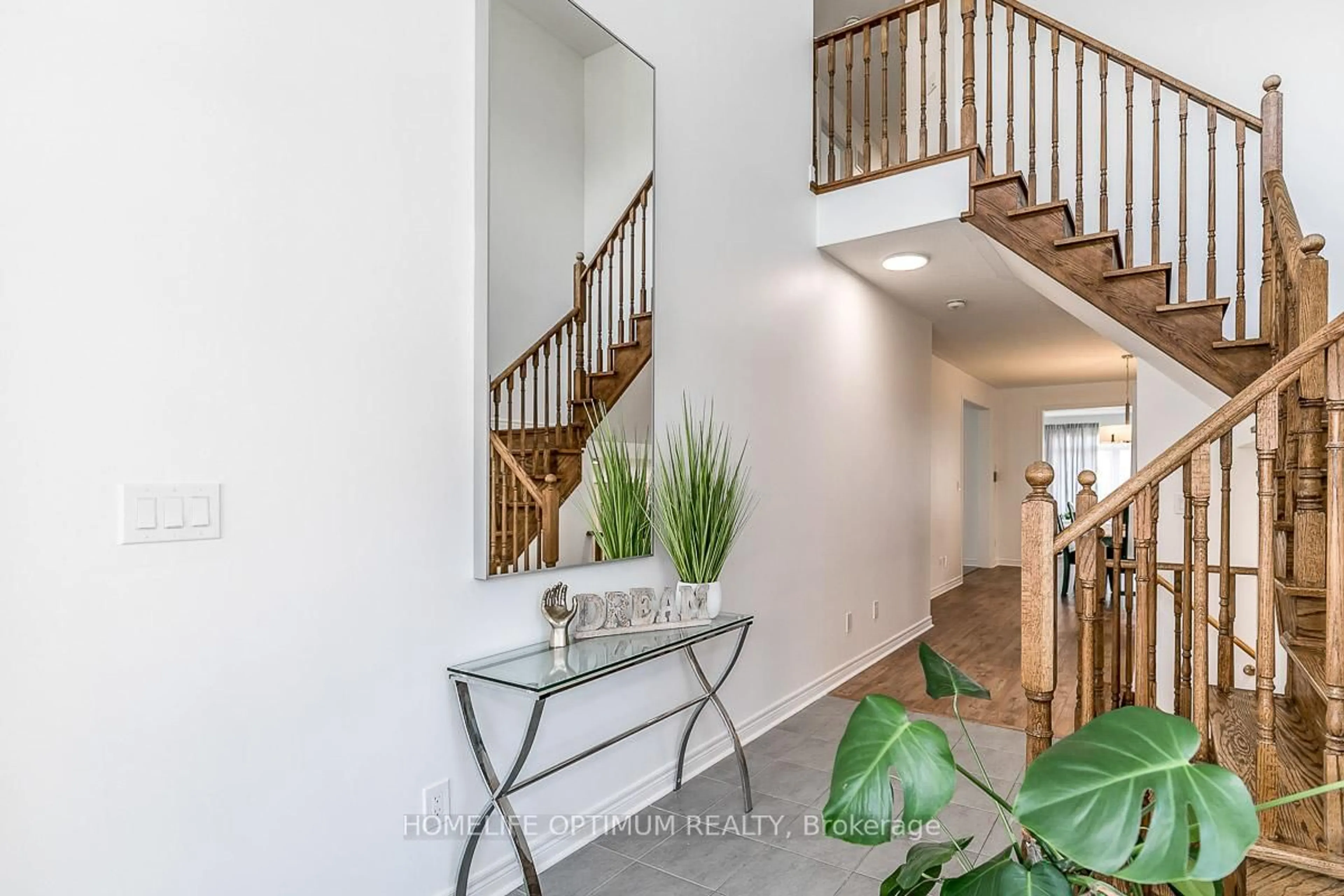 Indoor entryway for 60 Owens Rd, New Tecumseth Ontario L9R 0T4