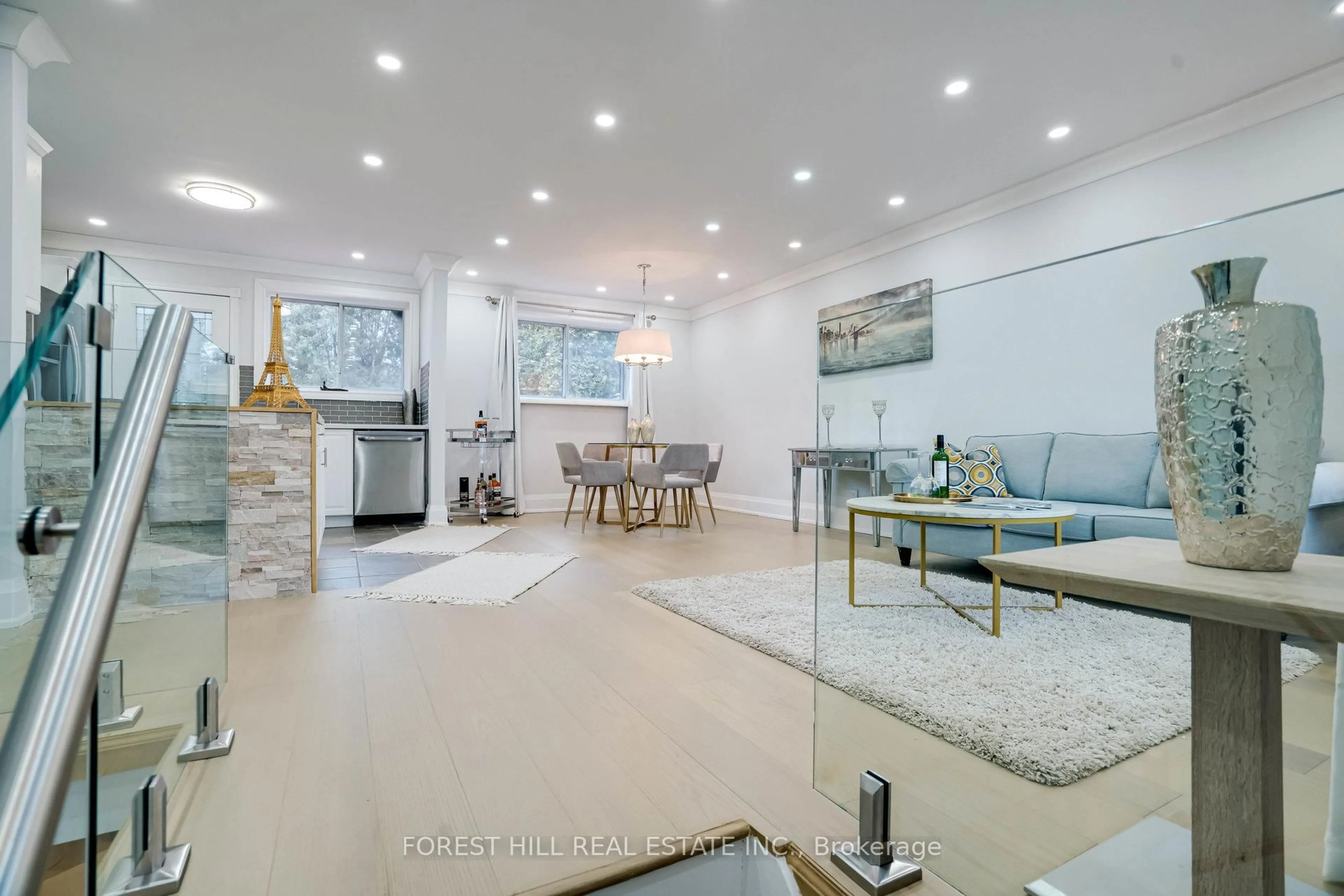 Living room with furniture, unknown for 1 Willis Dr, Aurora Ontario L4G 2J8