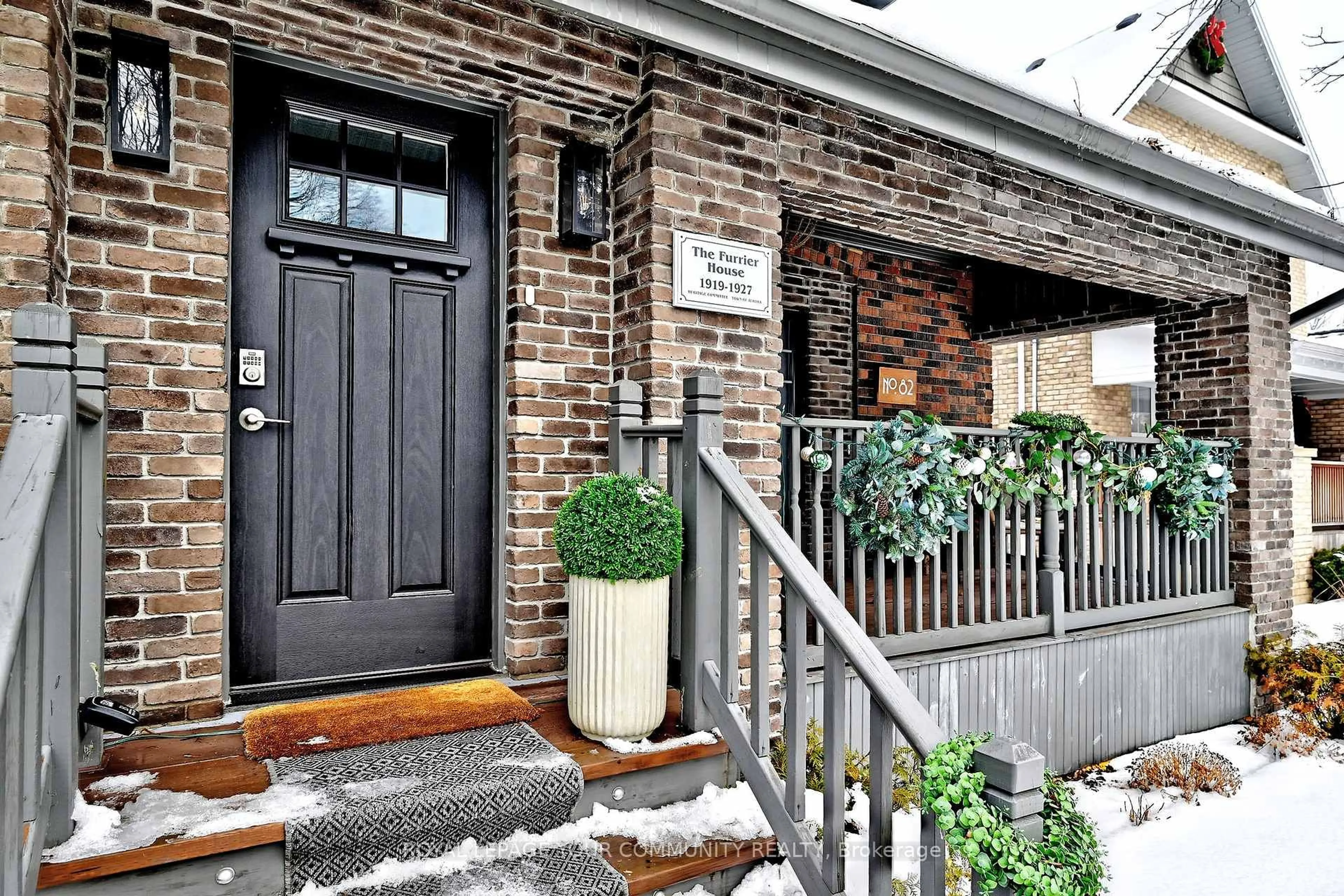 Indoor entryway for 82 Centre St, Aurora Ontario L4G 1J8