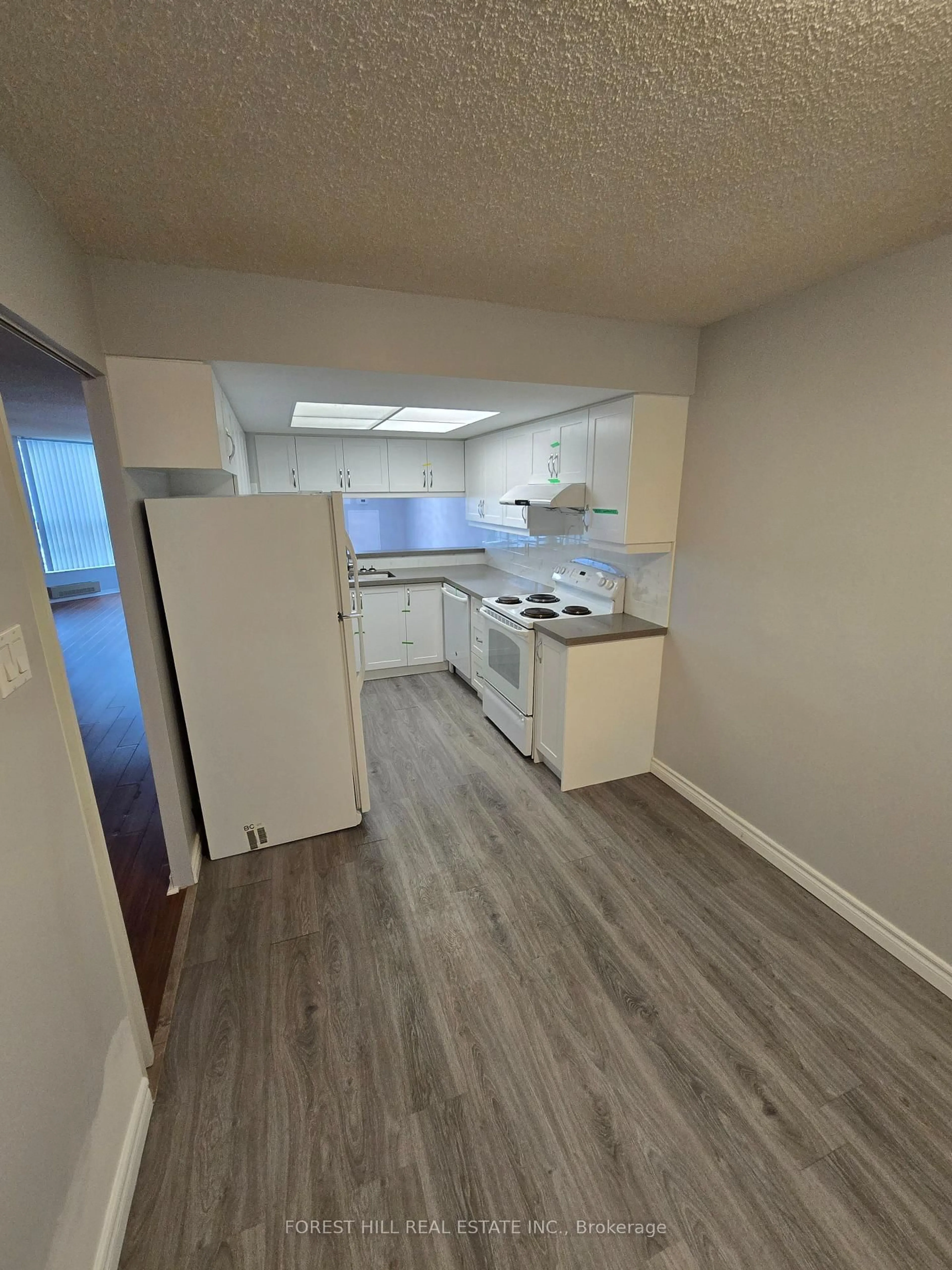 Standard kitchen, unknown for 7905 Bayview Ave #306, Markham Ontario L3T 7N3