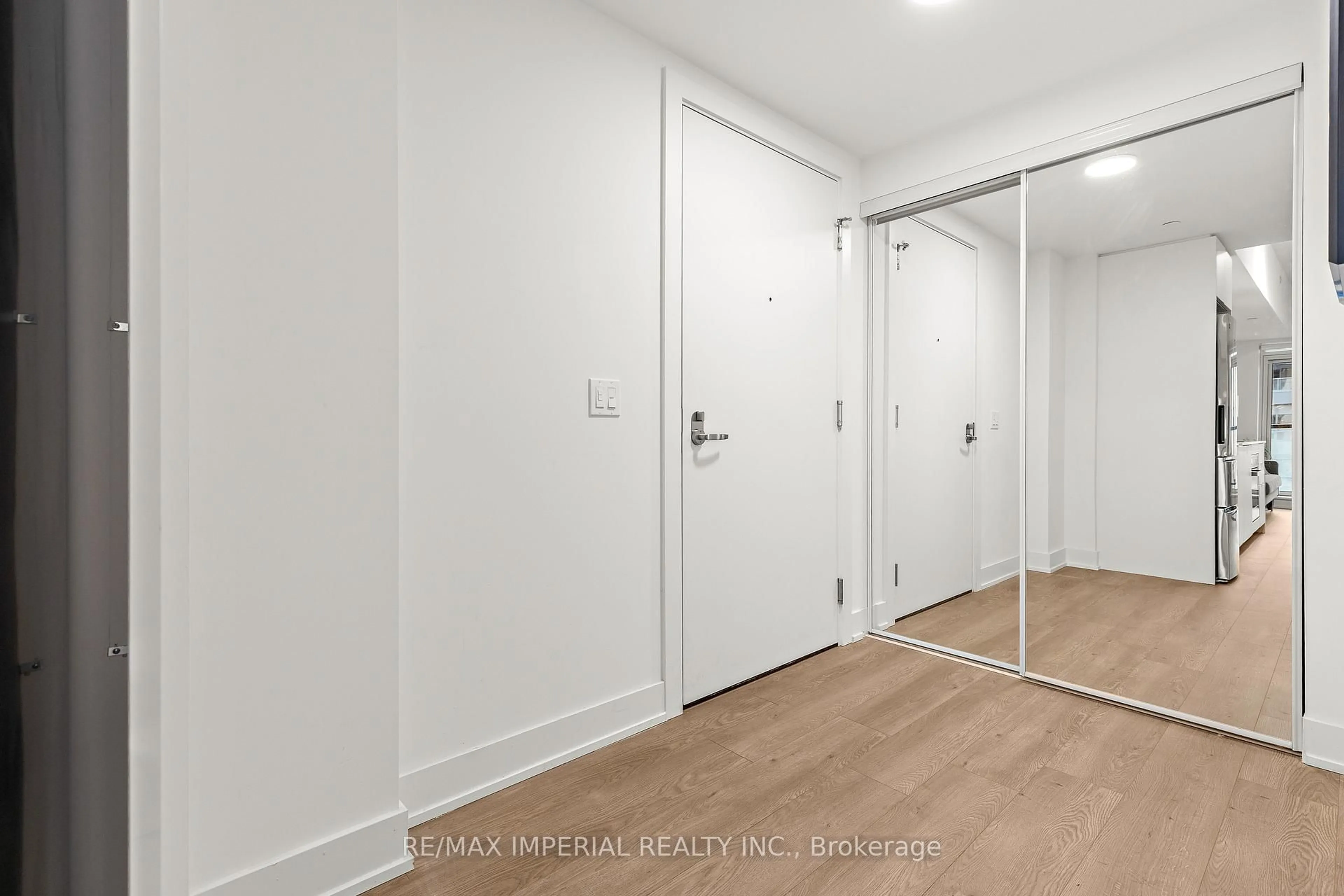 Indoor entryway for 8 Cedarland Dr #1911, Markham Ontario L6G 0H4