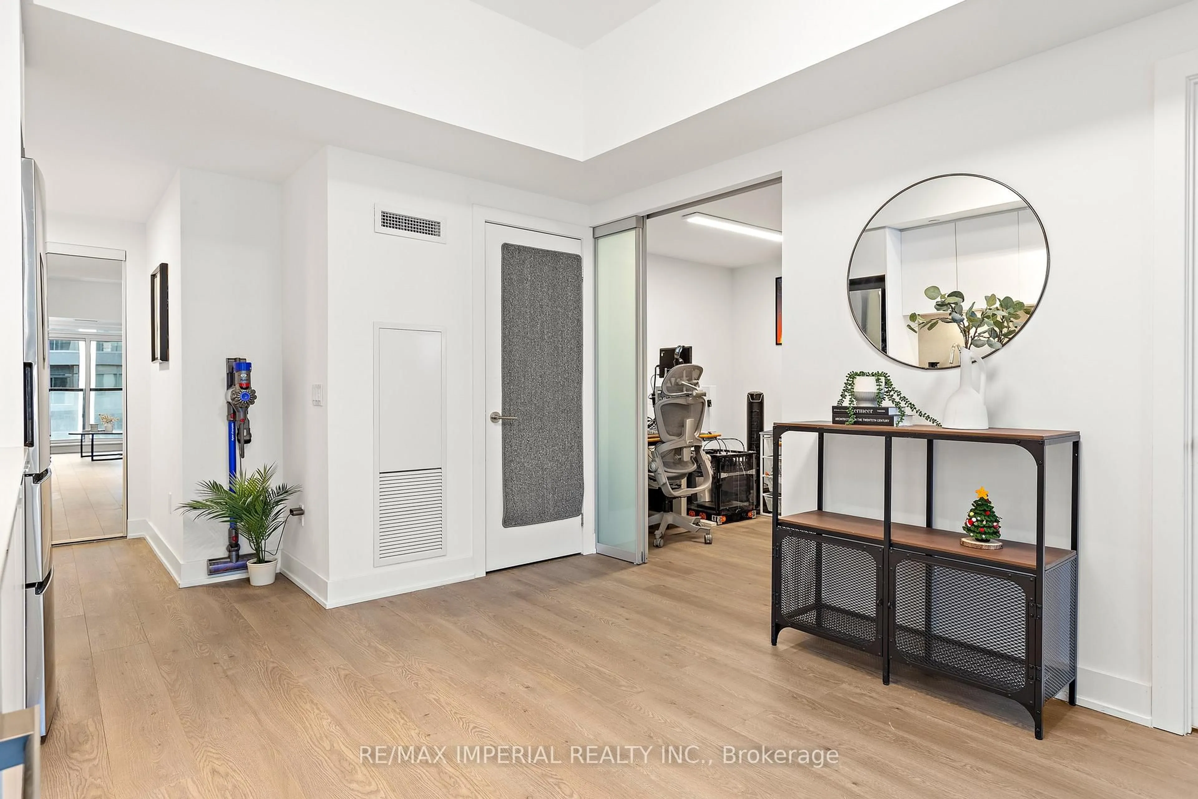 Indoor entryway for 8 Cedarland Dr #1911, Markham Ontario L6G 0H4