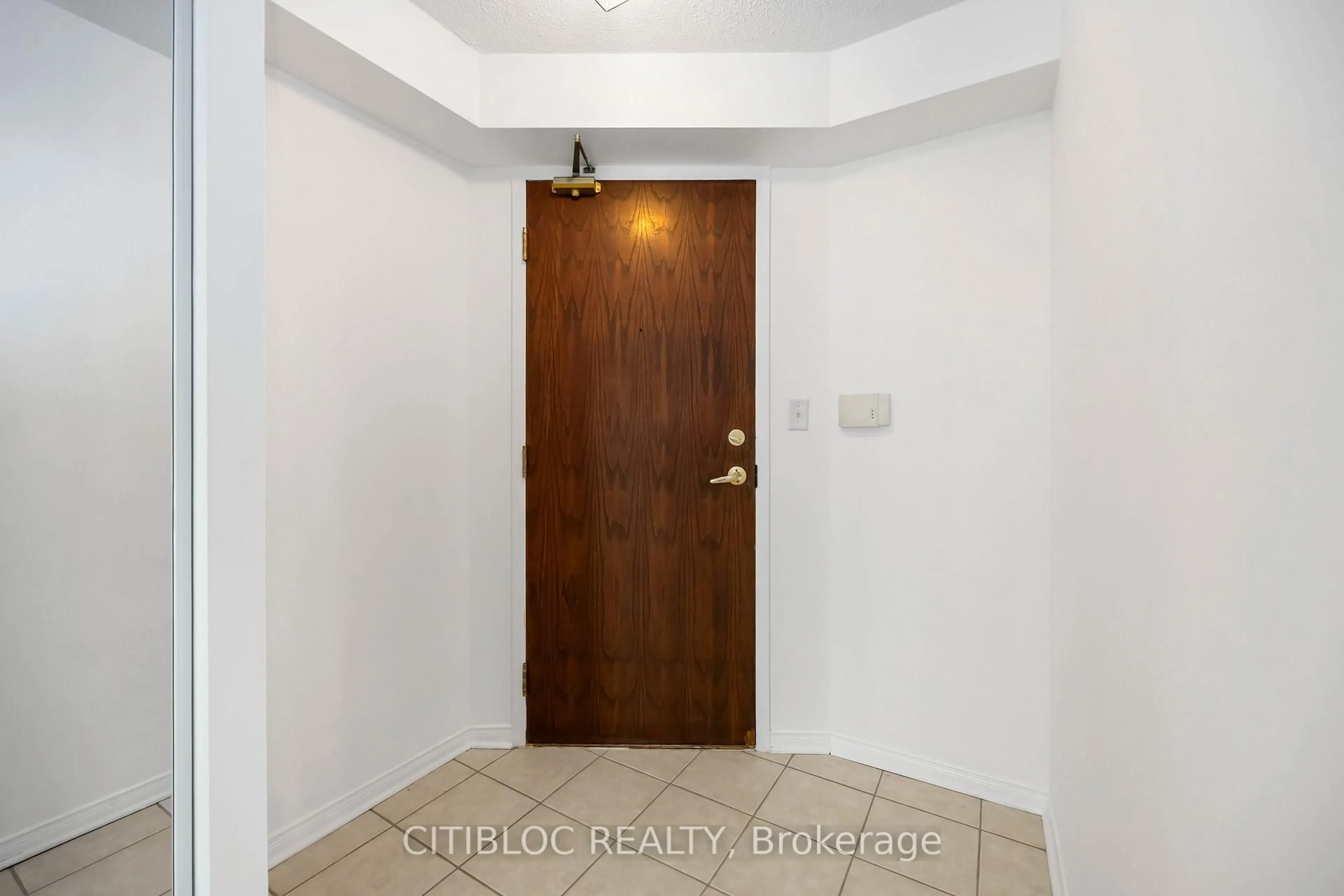 Indoor entryway for 51 Baffin Crt #420, Richmond Hill Ontario L4B 4P6