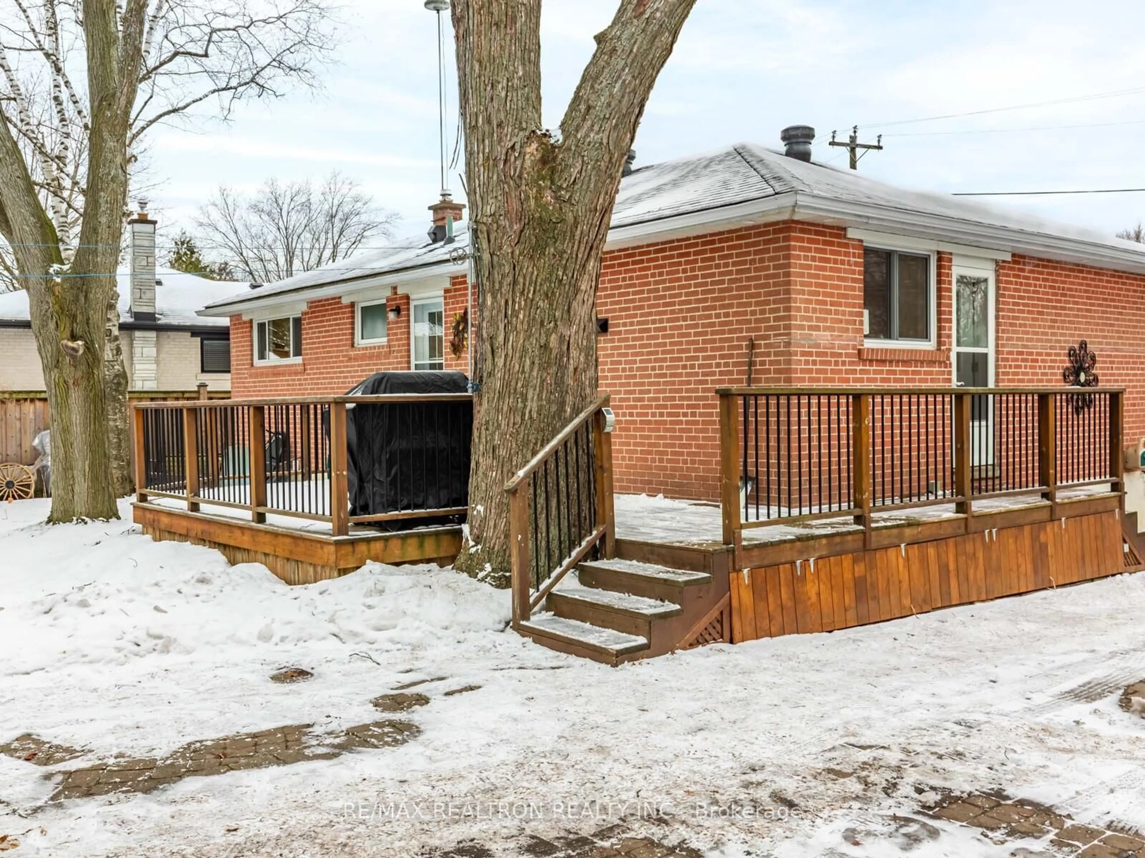 Patio, street for 37 Glass Dr, Aurora Ontario L4G 2E6
