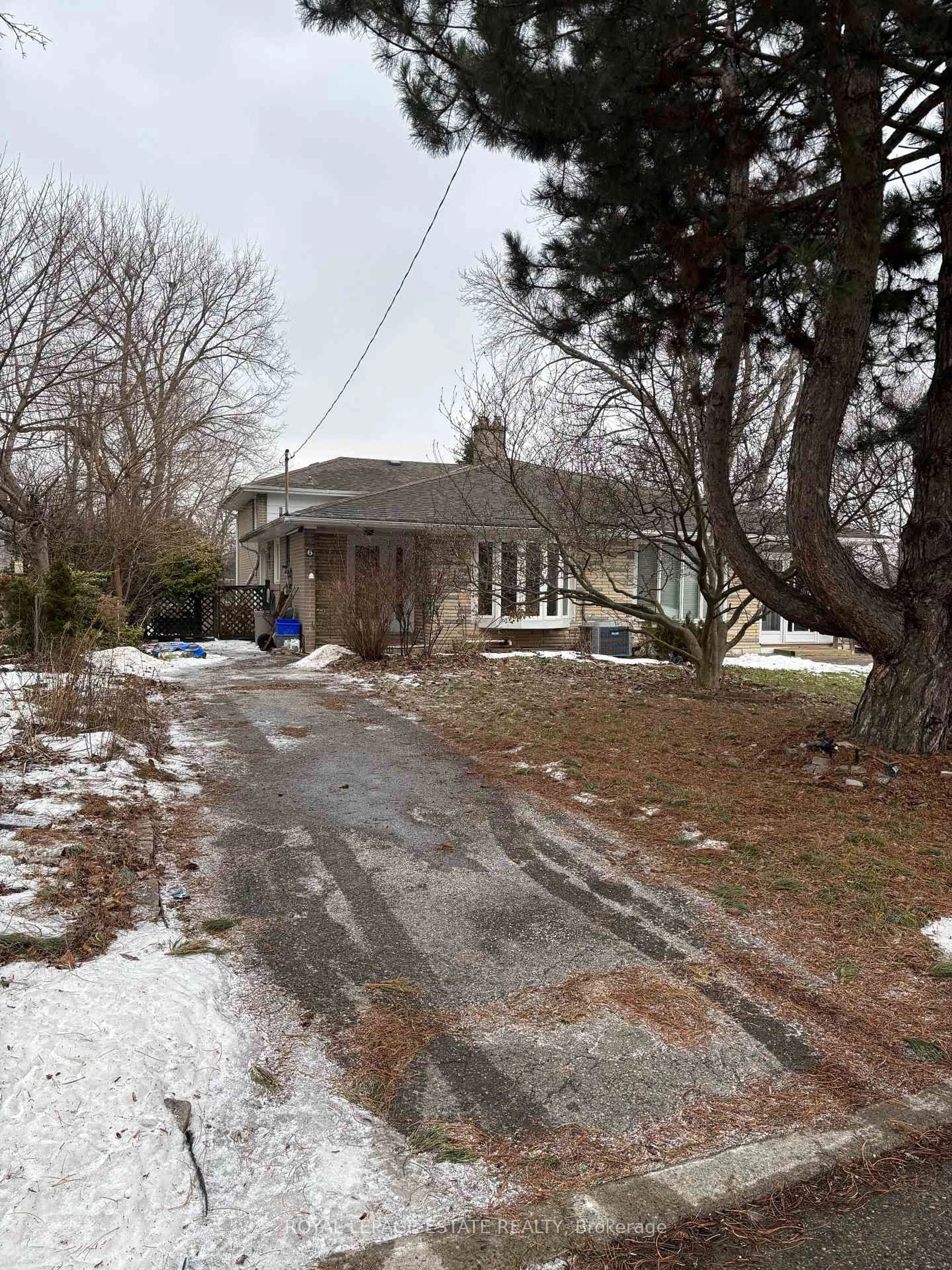 A pic from outside/outdoor area/front of a property/back of a property/a pic from drone, street for 6 King Richard Crt, Markham Ontario L3P 1M1