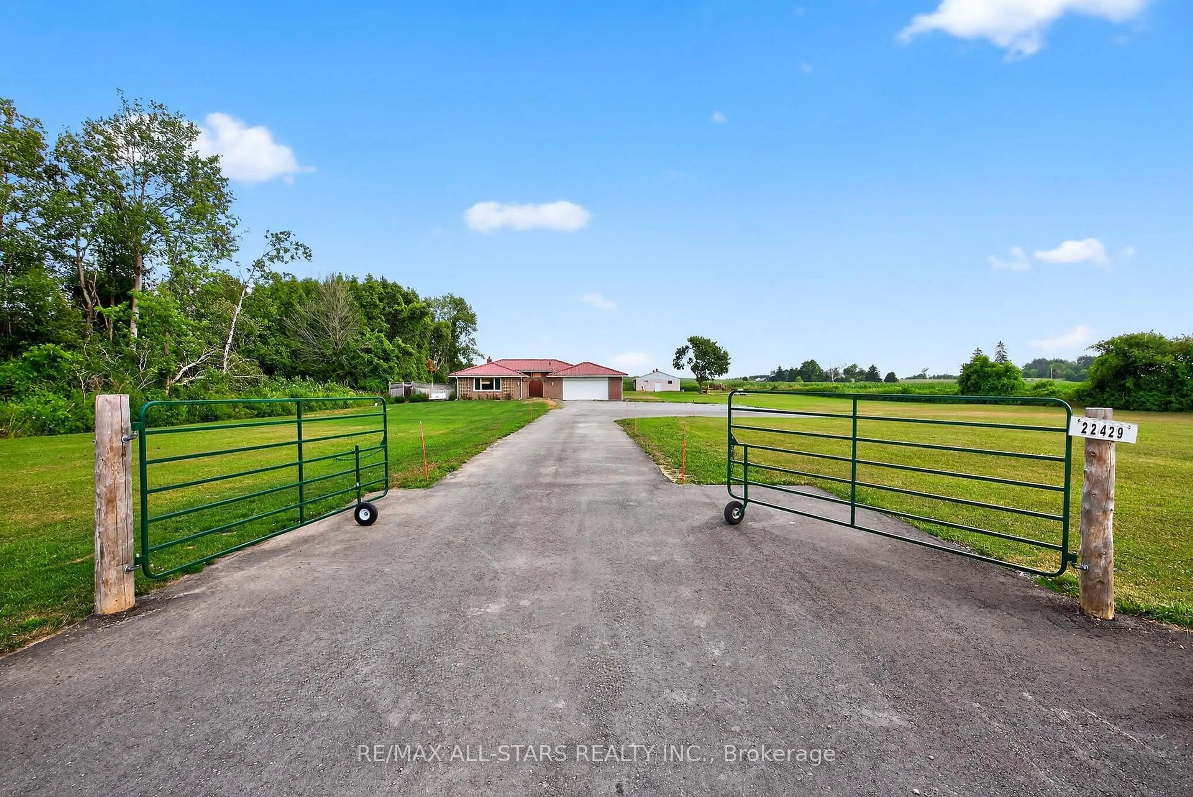 A pic from outside/outdoor area/front of a property/back of a property/a pic from drone, unknown for 22429 Kennedy Rd, East Gwillimbury Ontario L0G 1R0