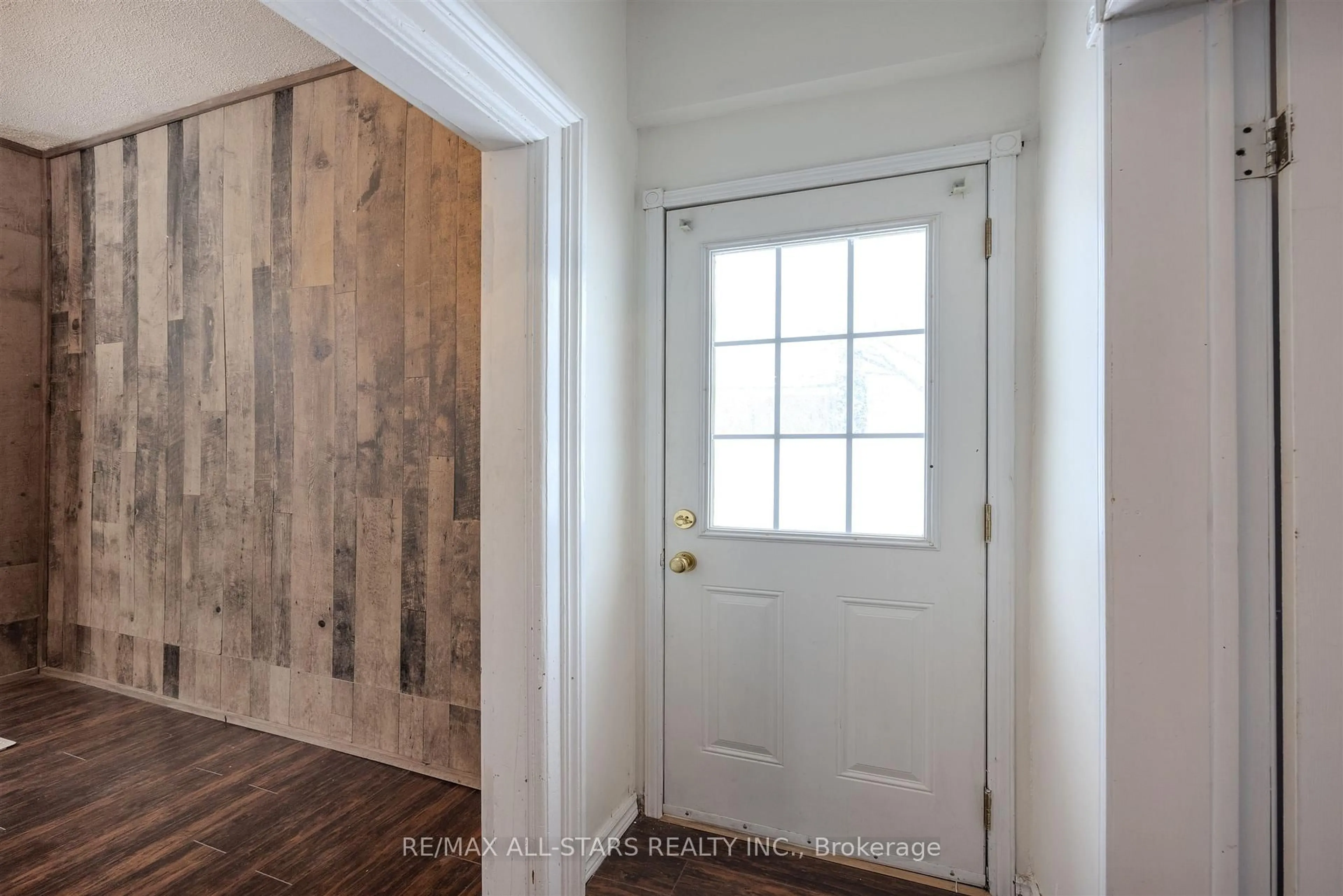 Indoor entryway for 21 Albert St, Brock Ontario L0C 1H0