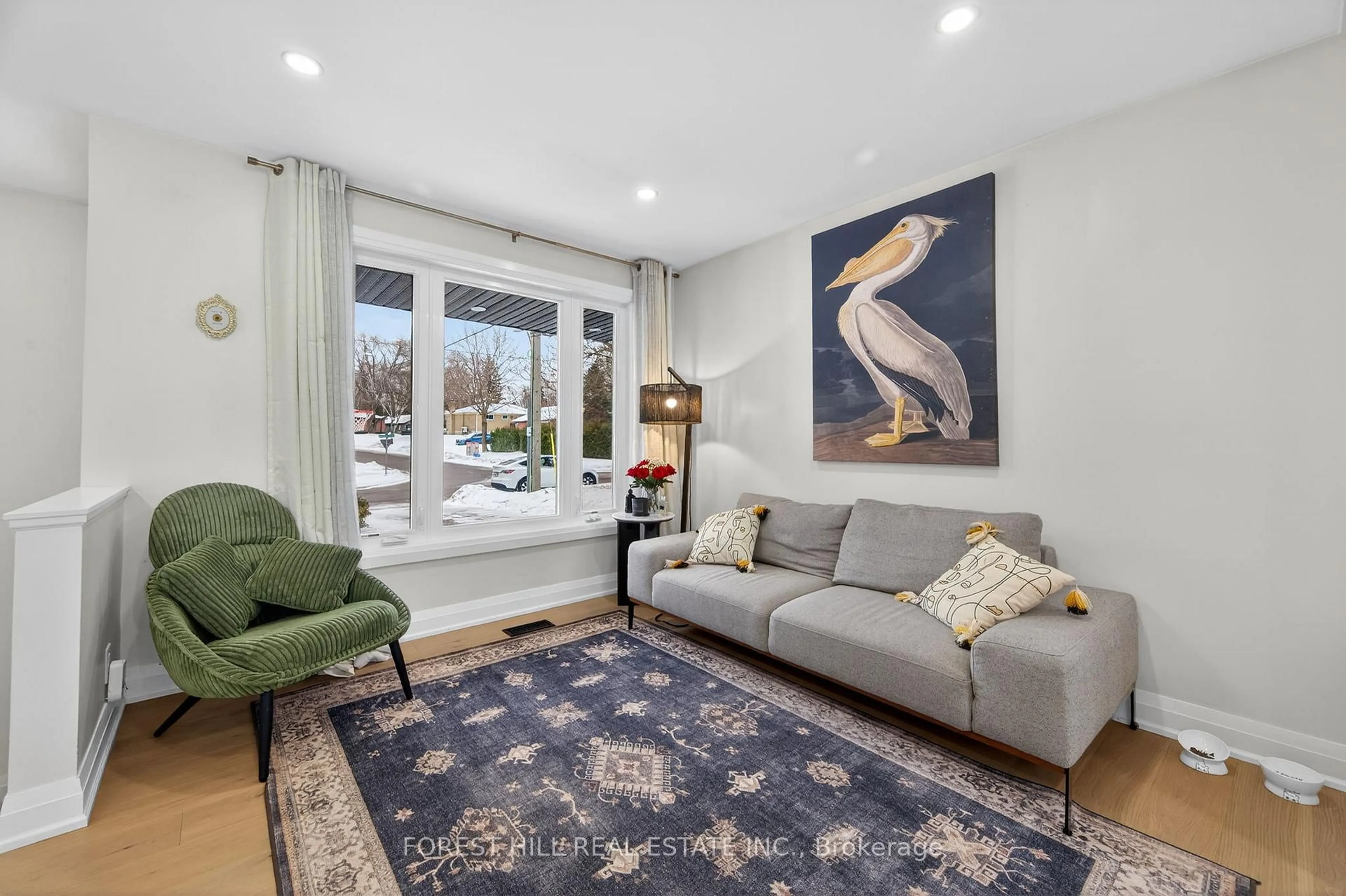 Living room with furniture, unknown for 4 Holman Cres, Aurora Ontario L4G 1Z9