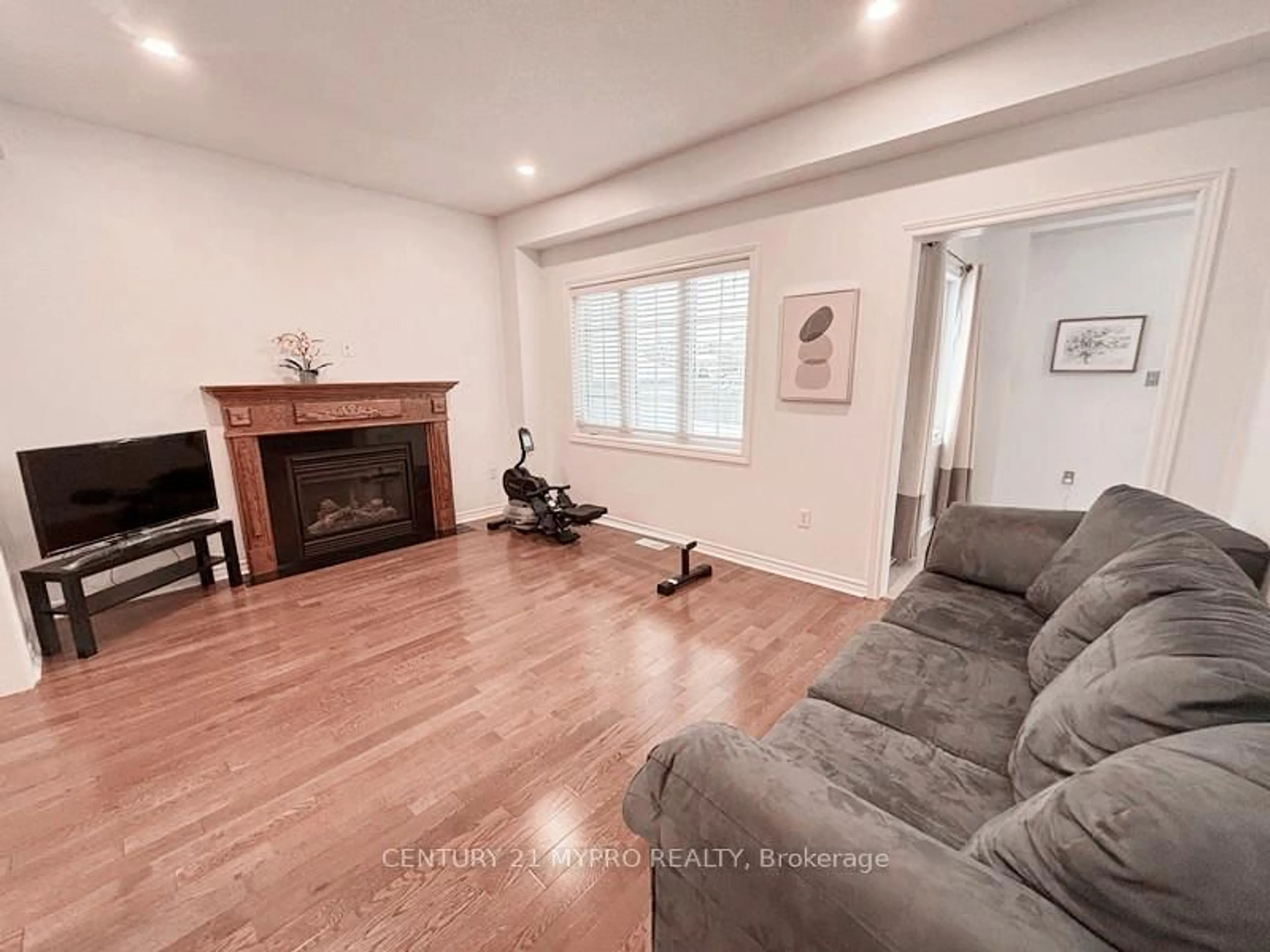 Living room with furniture, unknown for 2 Whitestone Dr, Georgina Ontario L4P 0A1