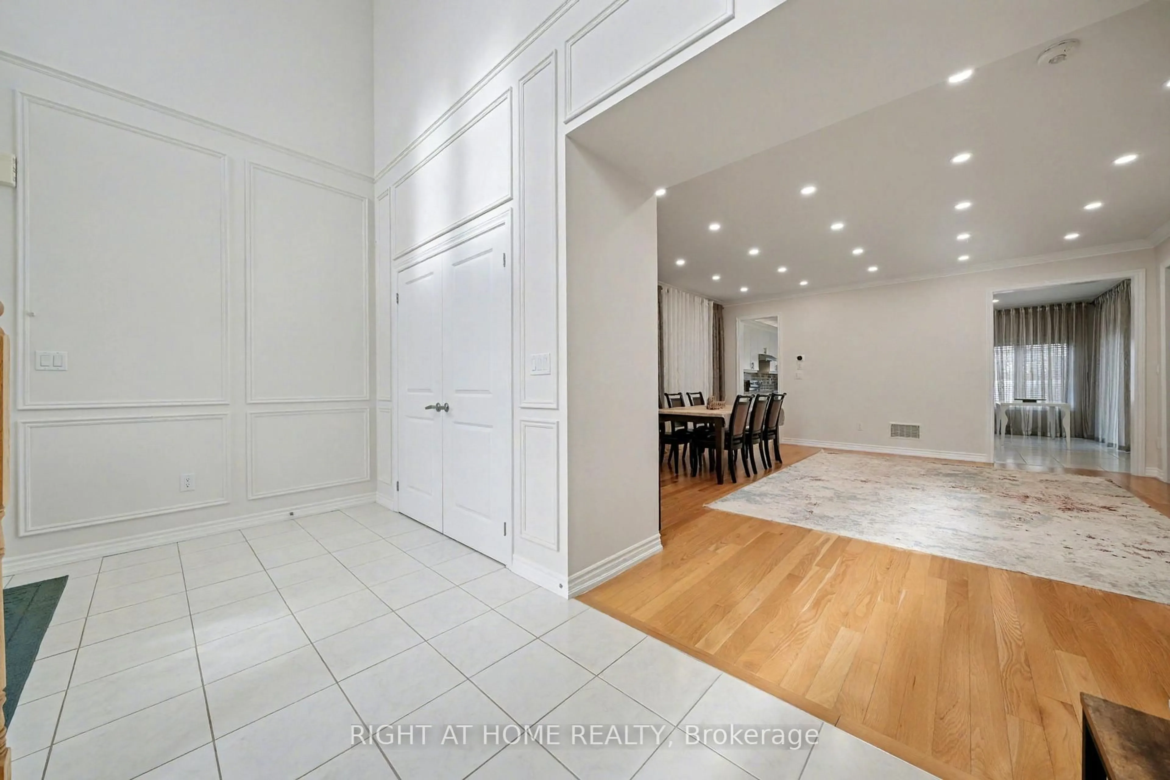 Indoor entryway for 1016 Wickham Rd, Innisfil Ontario L9S 0N5