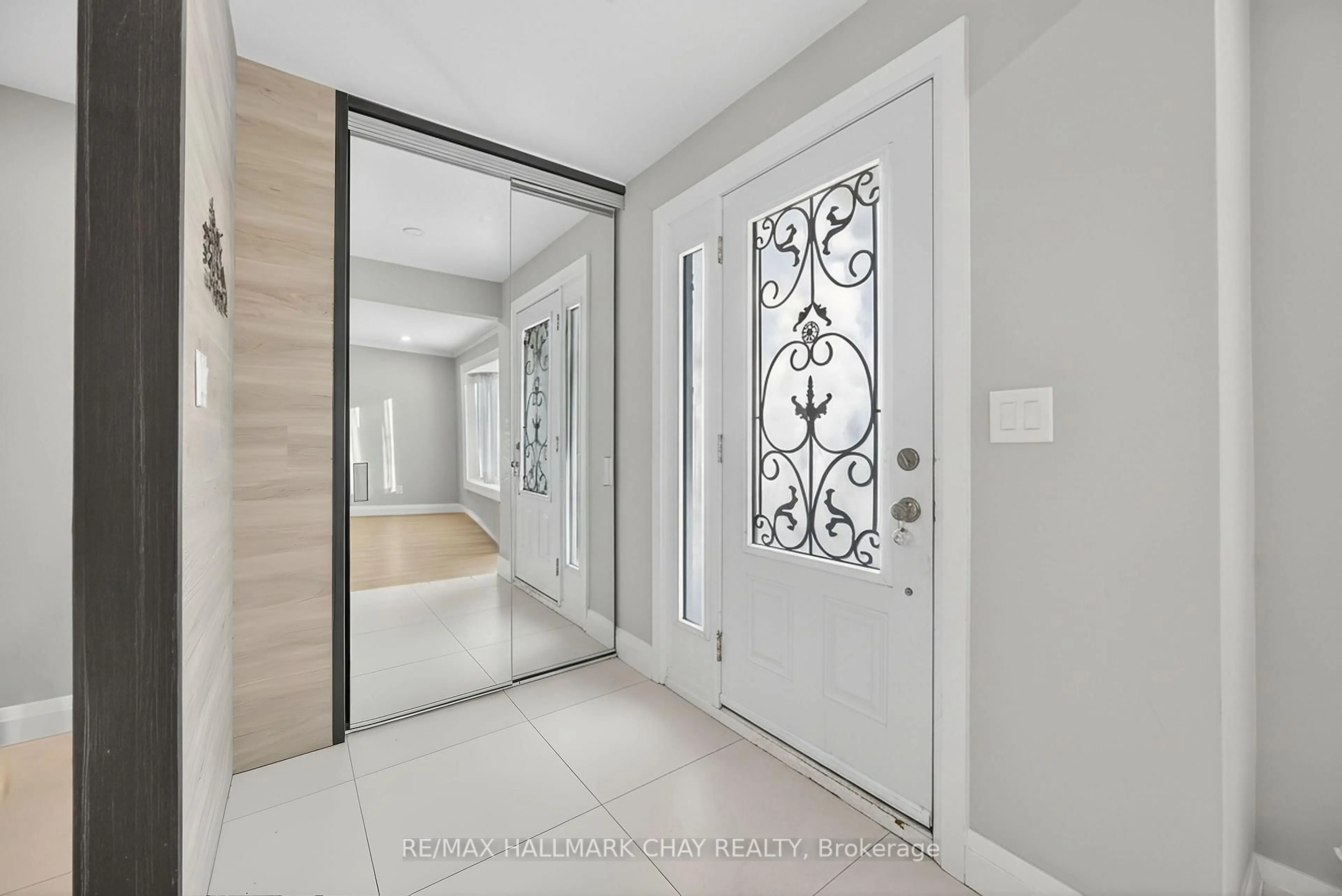 Indoor entryway for 764 Botany Hill Cres, Newmarket Ontario L3Y 3A8