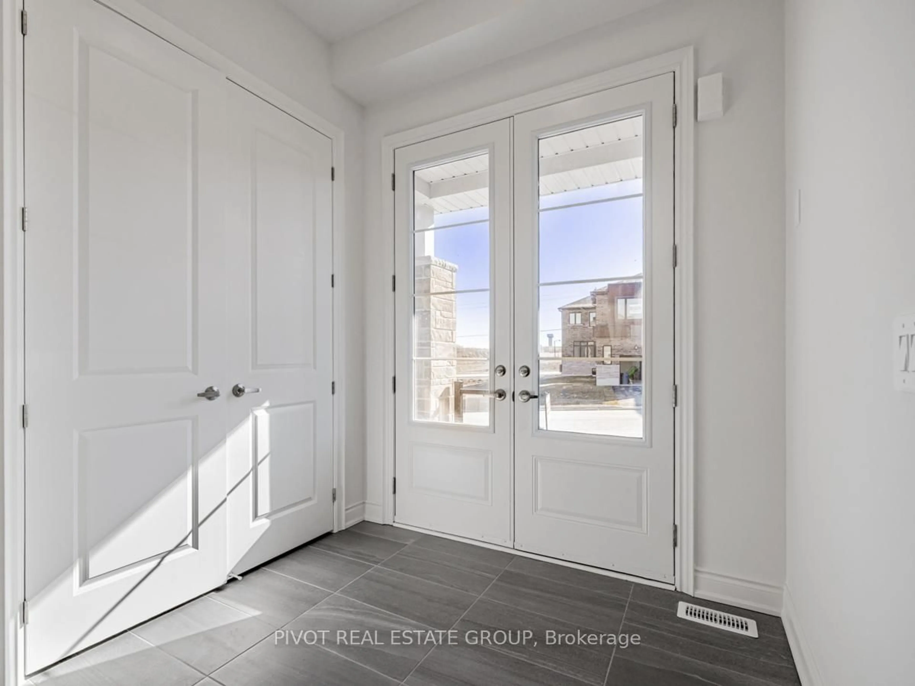 Indoor entryway for 16 Rowe St, Bradford West Gwillimbury Ontario L3Z 4M9