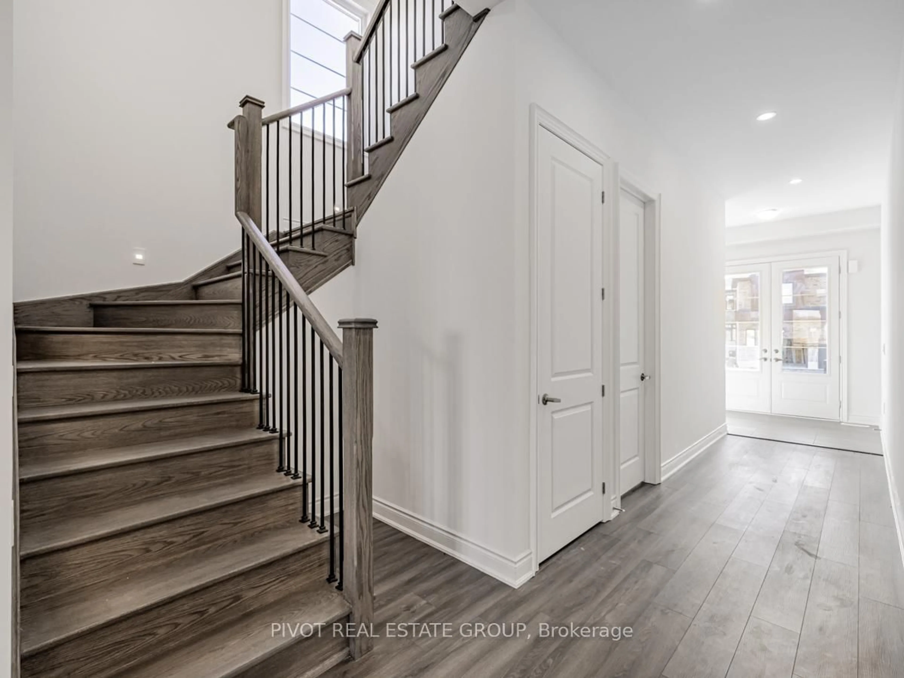 Indoor entryway for 16 Rowe St, Bradford West Gwillimbury Ontario L3Z 4M9