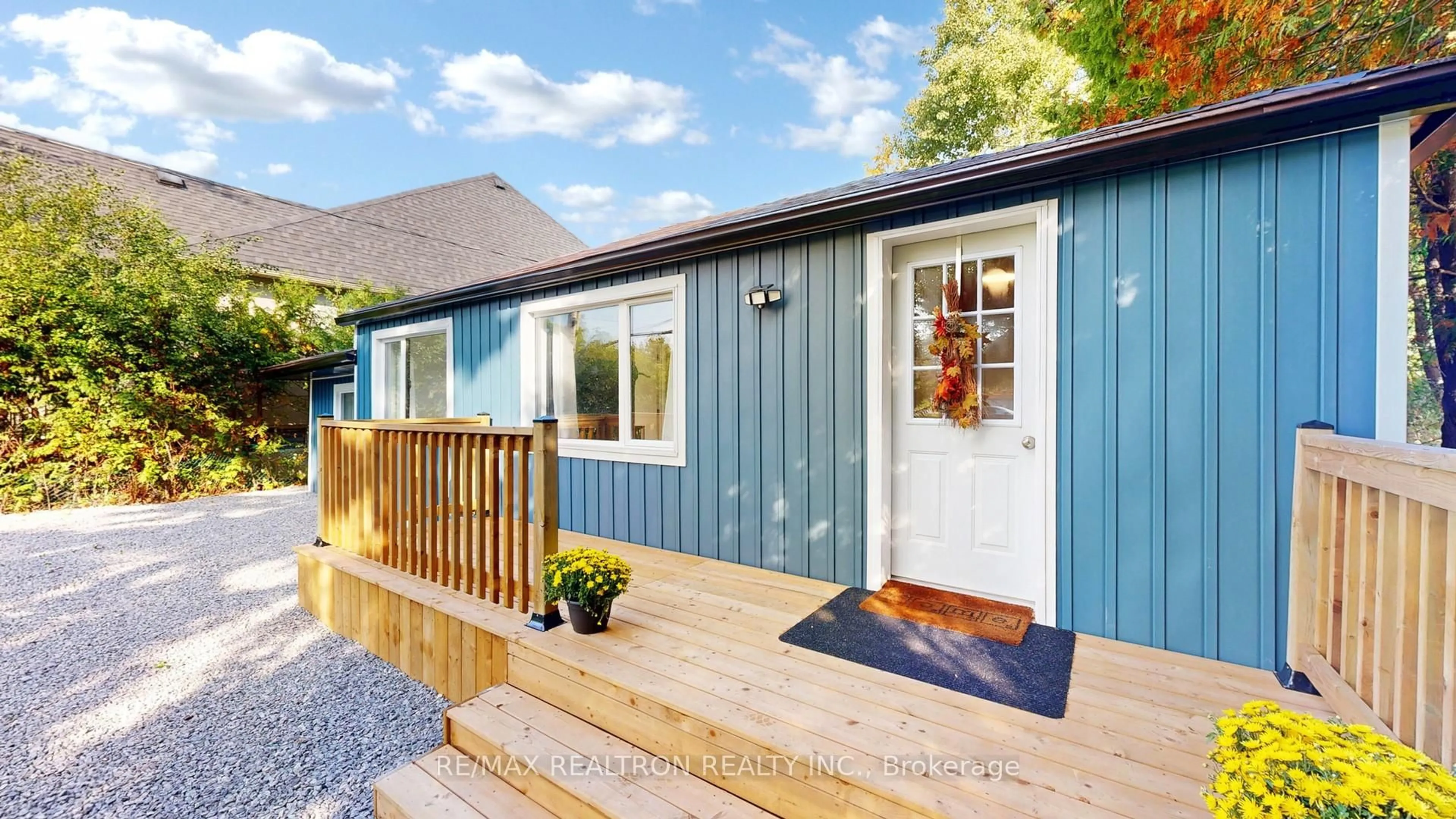 Home with vinyl exterior material, street for 1980 Metro Rd, Georgina Ontario L0E 1L0