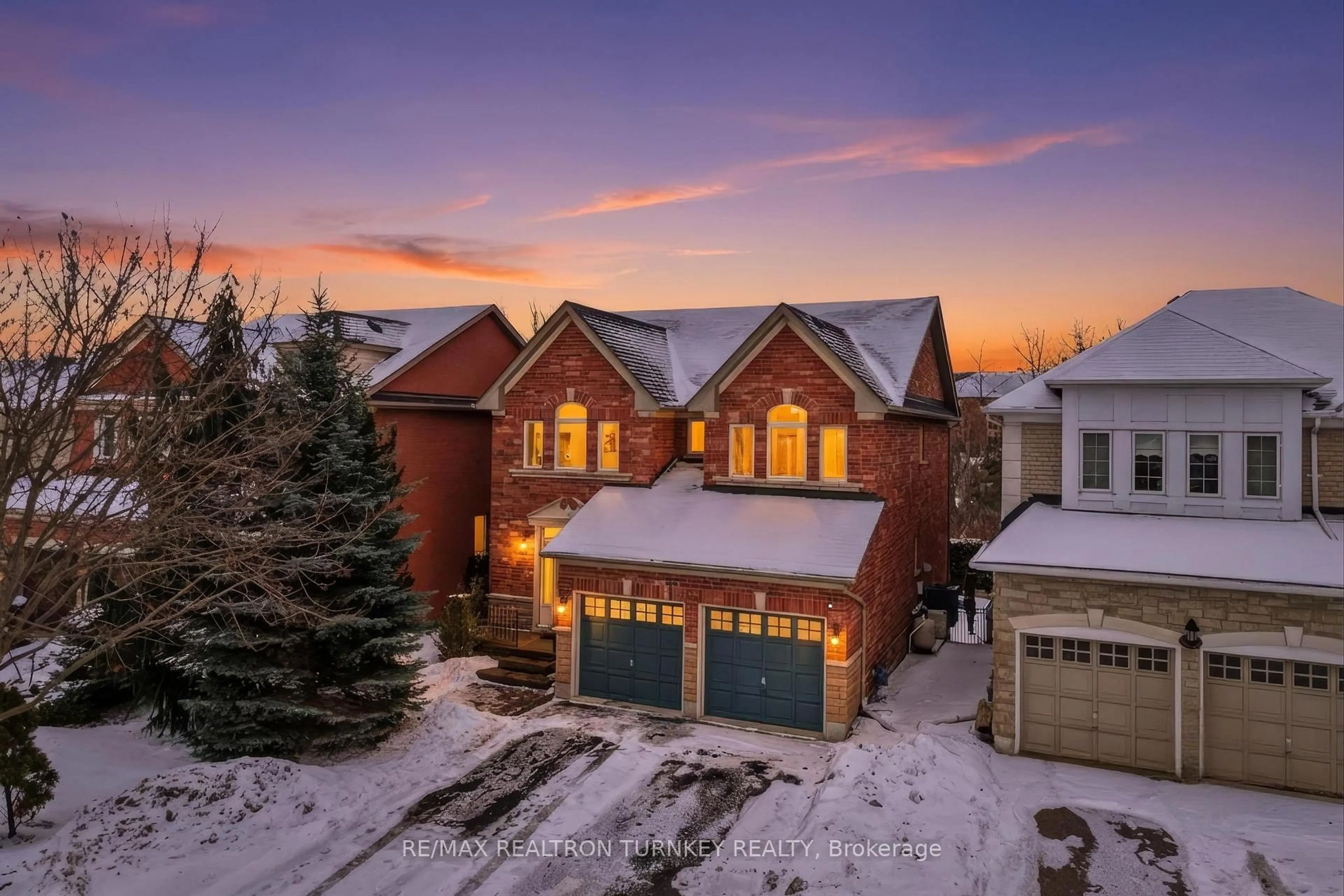 A pic from outside/outdoor area/front of a property/back of a property/a pic from drone, street for 228 Sawmill Valley Dr, Newmarket Ontario L3X 2W1