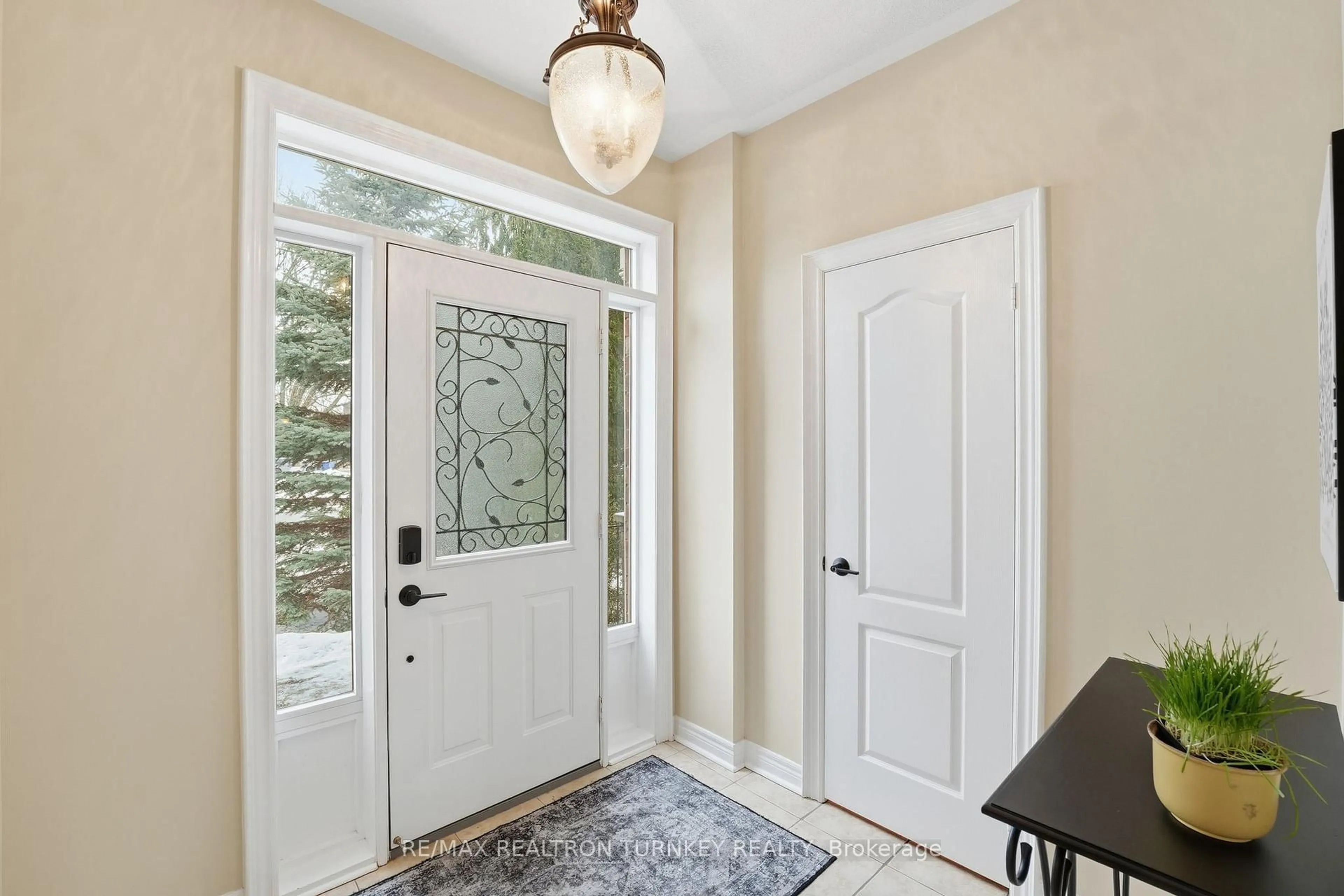 Indoor entryway for 228 Sawmill Valley Dr, Newmarket Ontario L3X 2W1