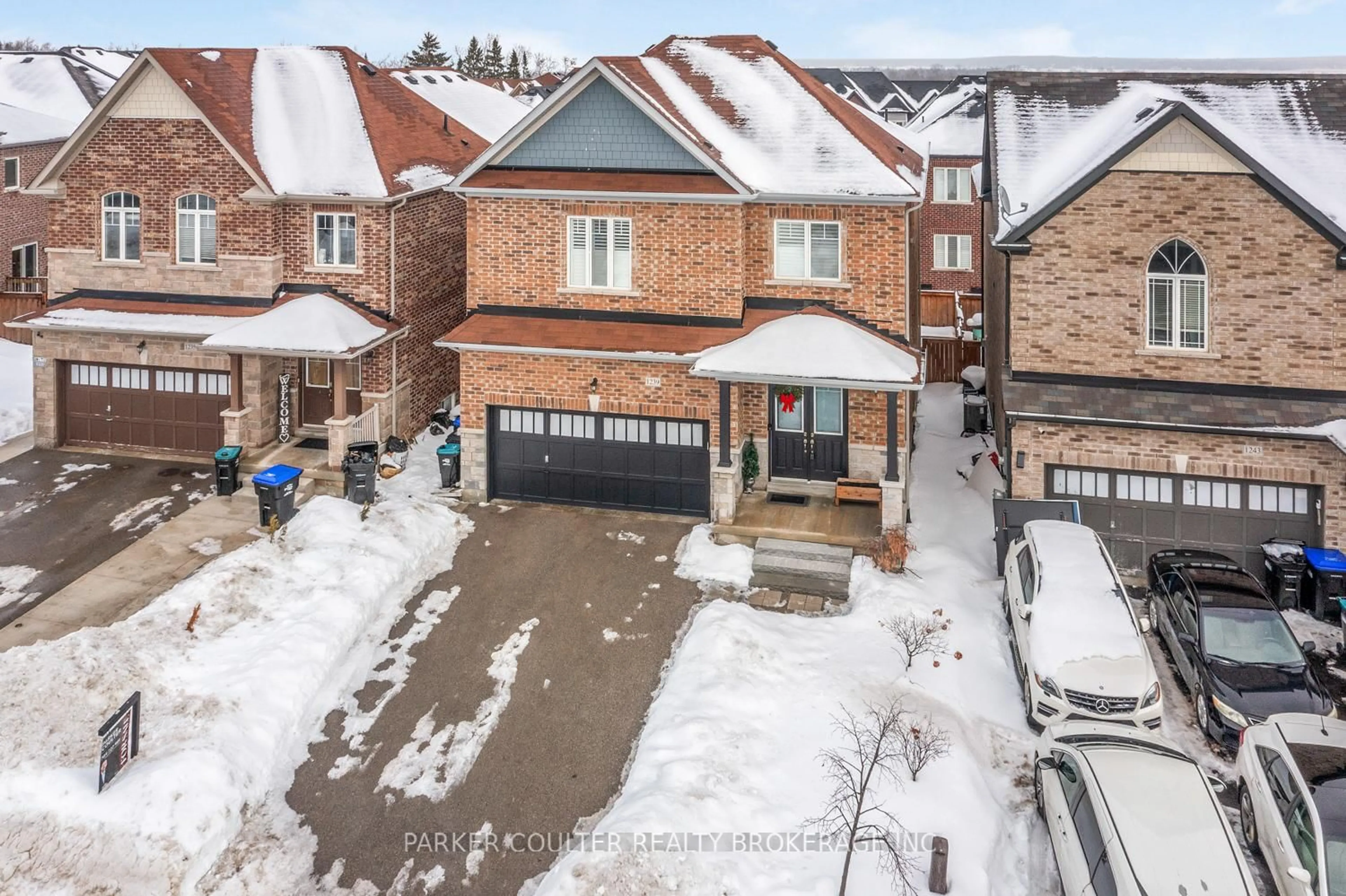 A pic from outside/outdoor area/front of a property/back of a property/a pic from drone, street for 1239 Peelar Cres, Innisfil Ontario L0L 1W0