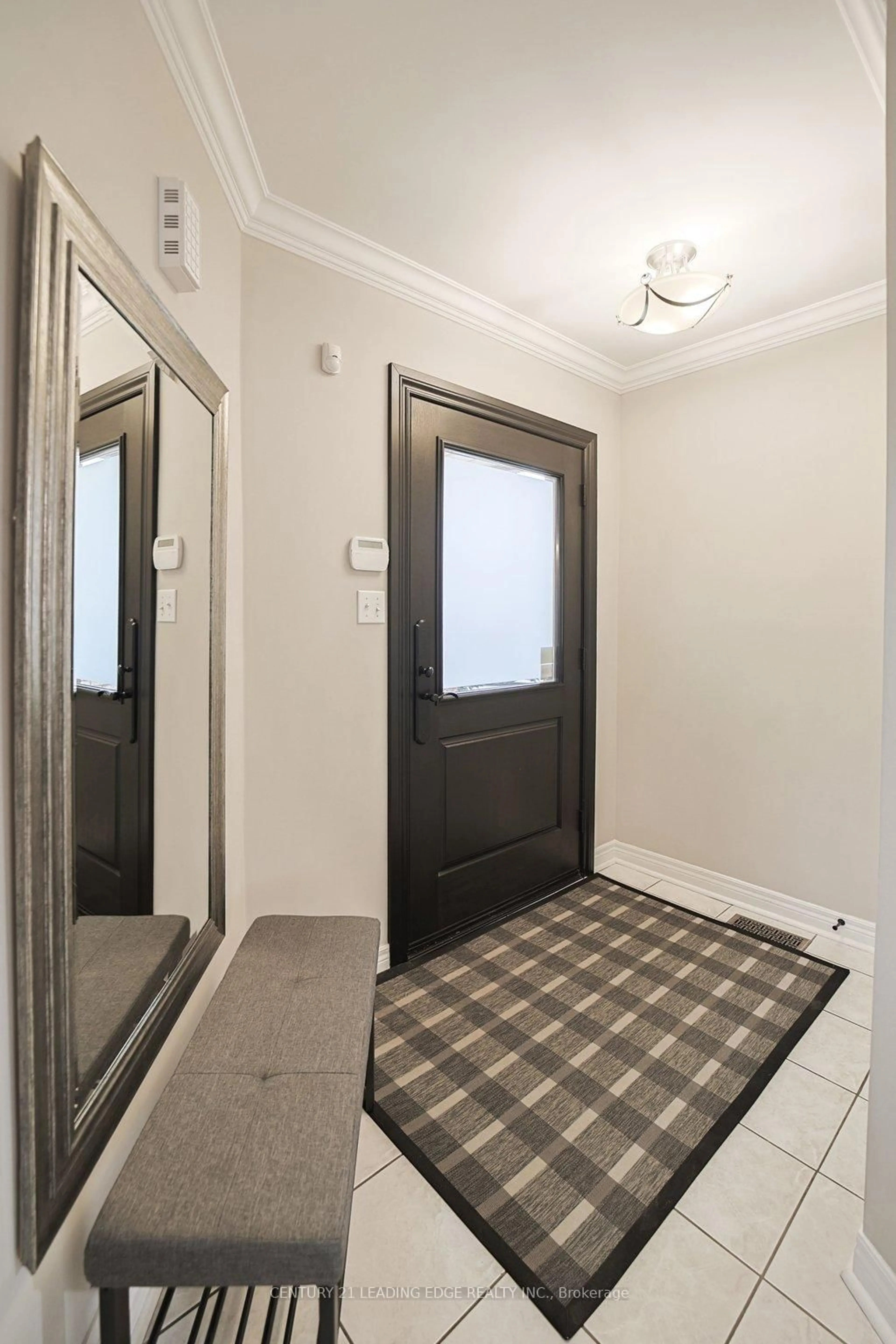 Indoor entryway for 130 Solway Ave, Vaughan Ontario L6A 2X2