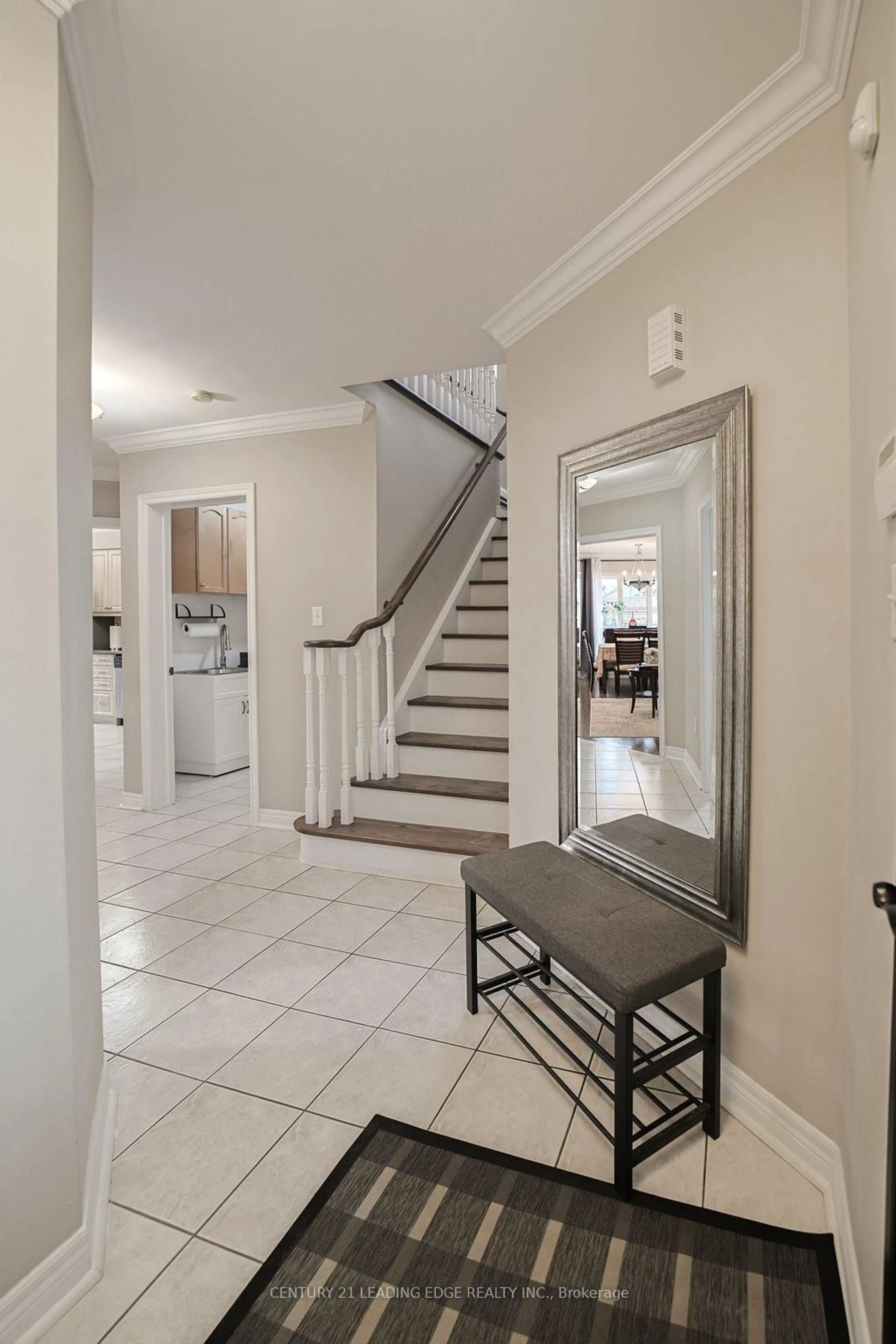 Indoor entryway for 130 Solway Ave, Vaughan Ontario L6A 2X2