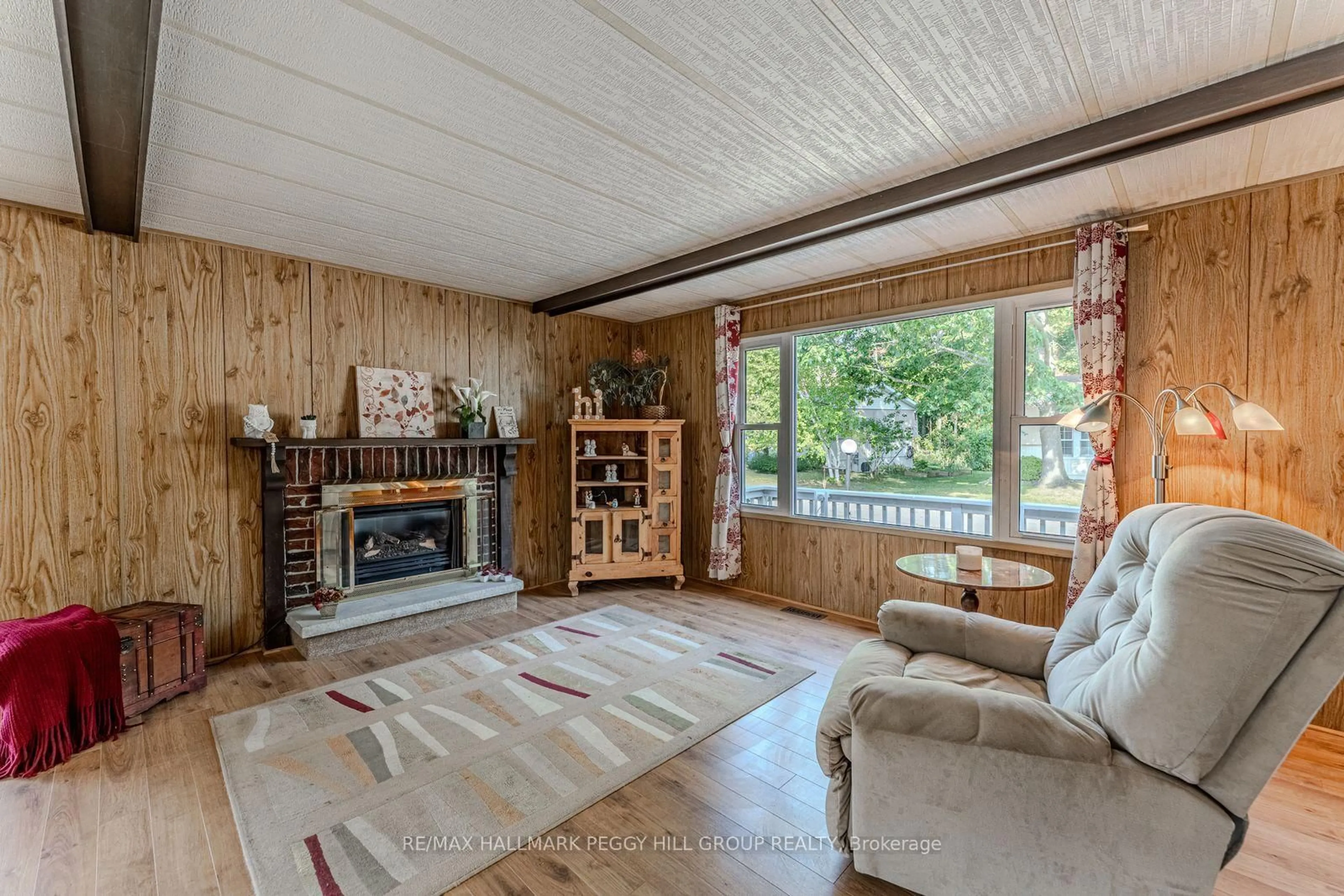 Living room with furniture, unknown for 15 Riverview Circ, Innisfil Ontario L9S 1M3