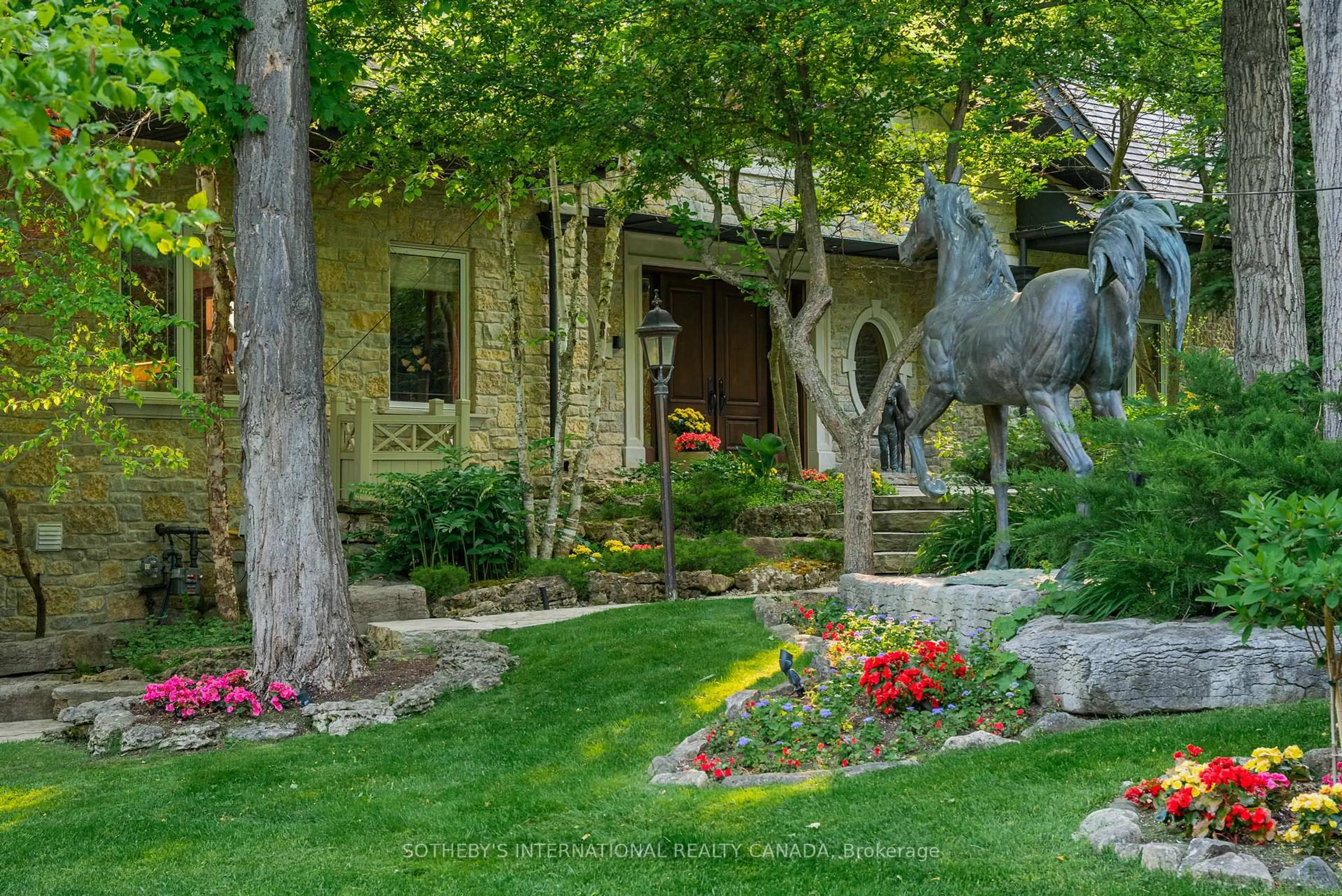 Patio, street for 101 Paula Crt, Vaughan Ontario L0J 1C0