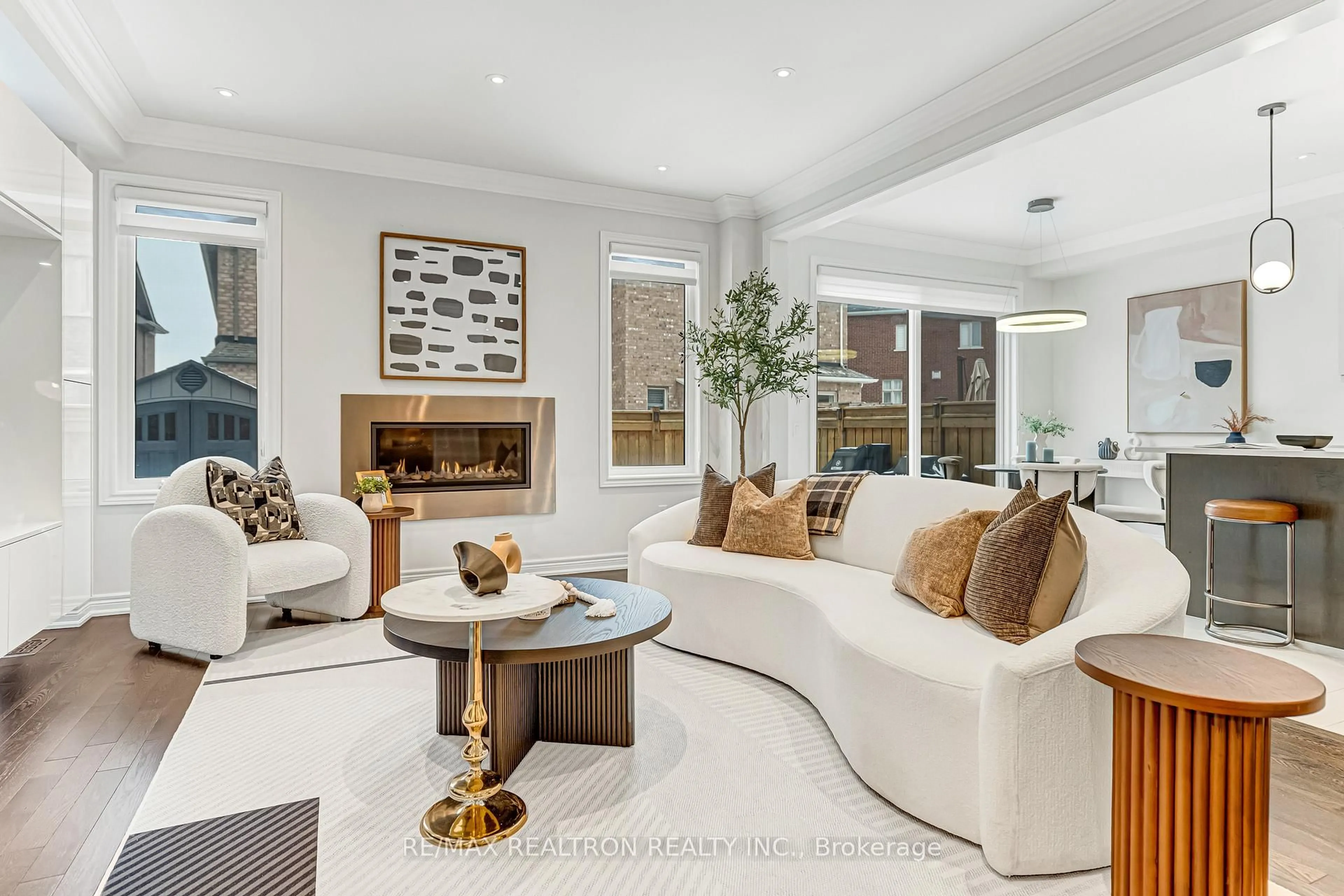 Living room with furniture, unknown for 356 Hartwell Way, Aurora Ontario L4G 0W5