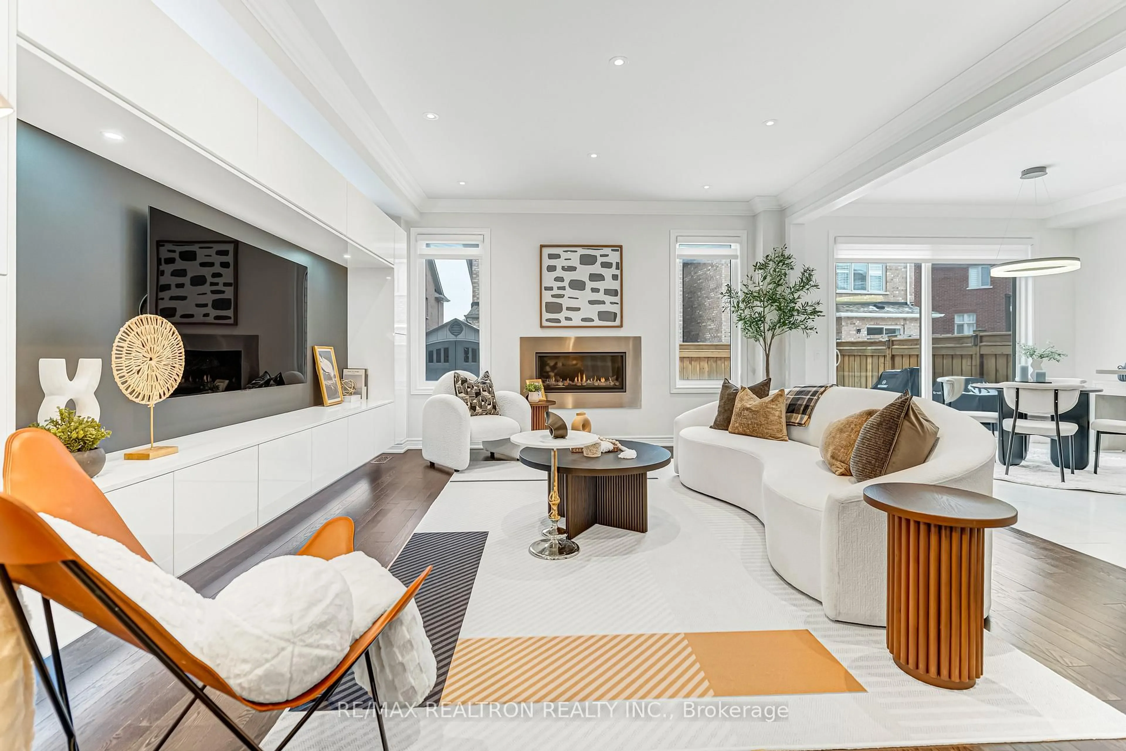 Living room with furniture, unknown for 356 Hartwell Way, Aurora Ontario L4G 0W5