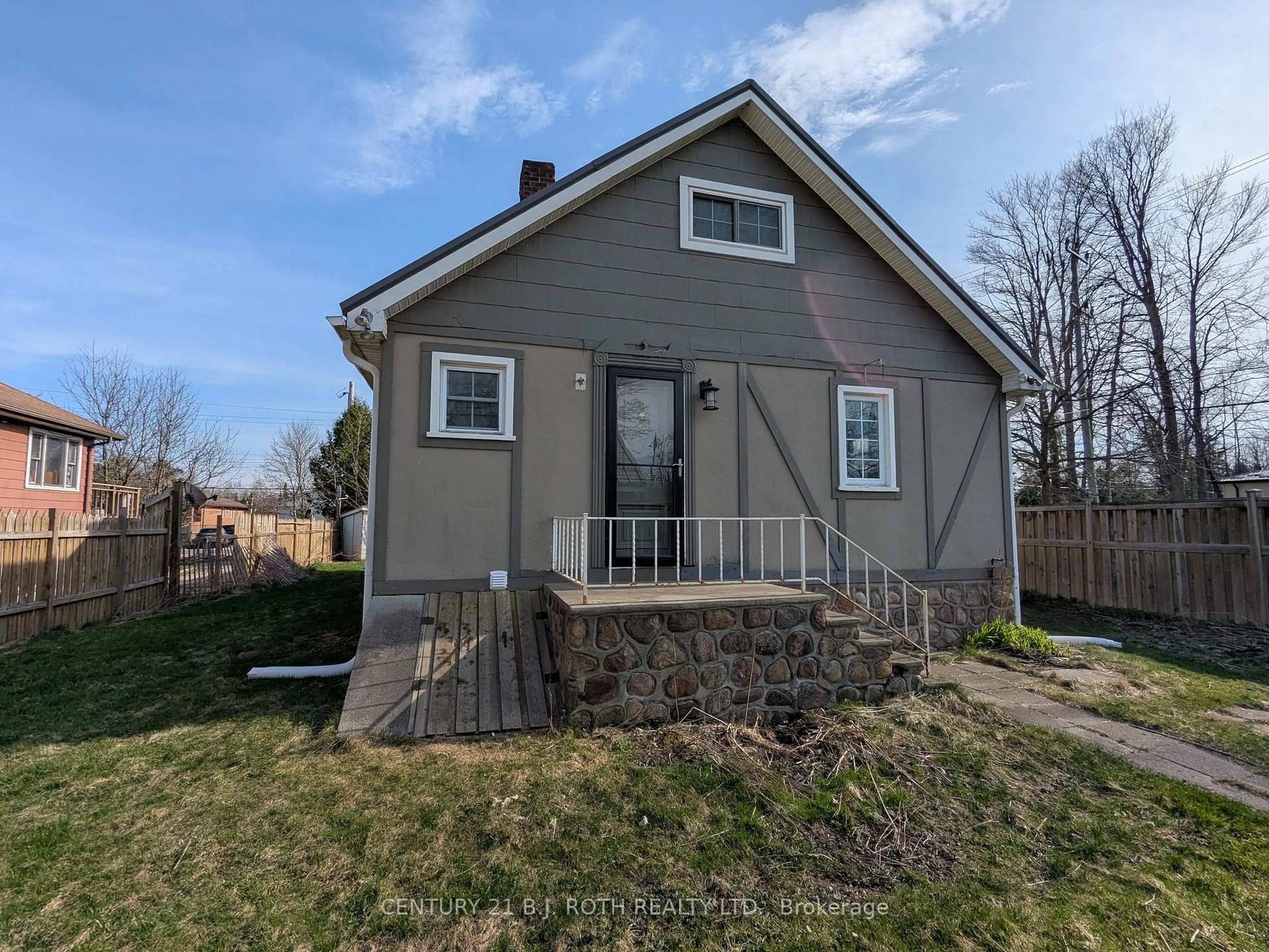 Home with vinyl exterior material, street for 2709 25 Sdrd, Innisfil Ontario L9S 3T1