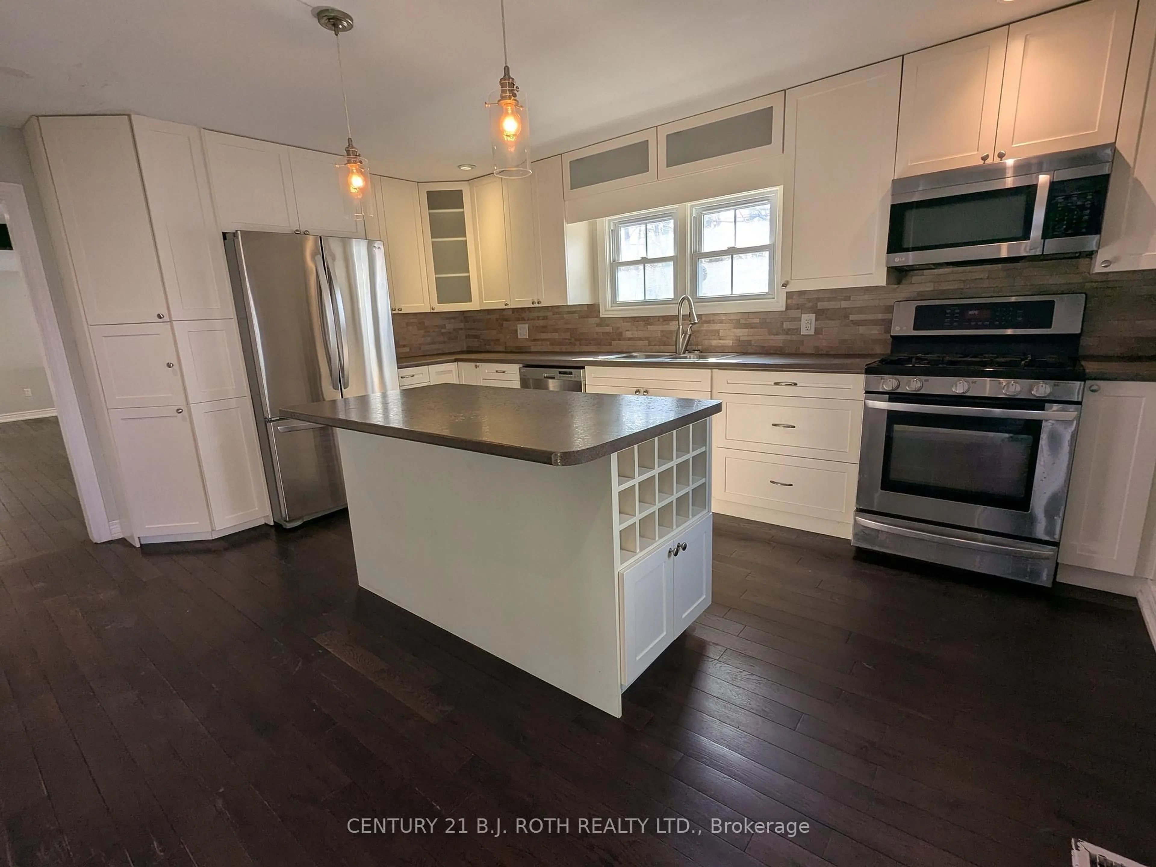 Open concept kitchen, unknown for 2709 25 Sdrd, Innisfil Ontario L9S 3T1