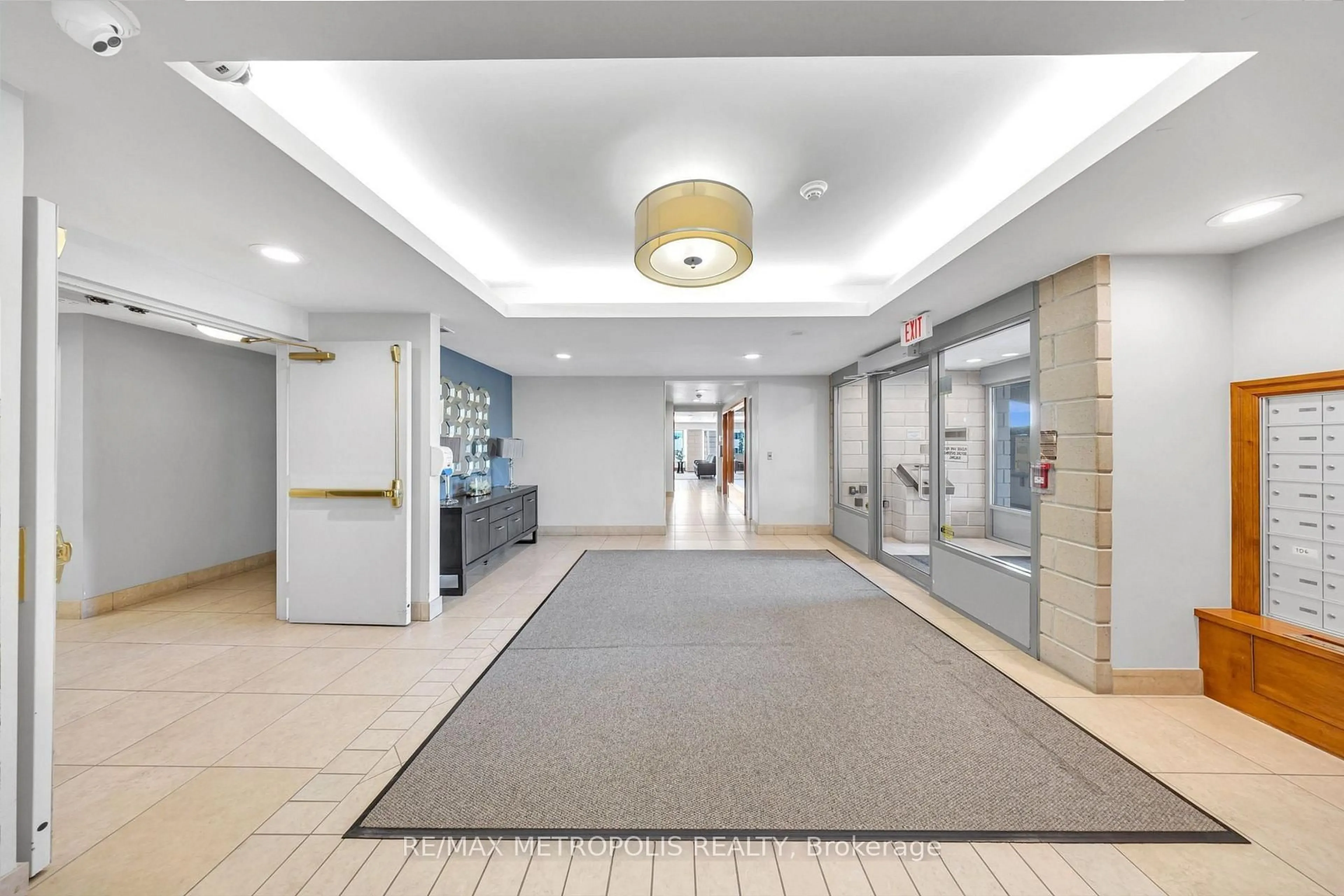 Indoor foyer for 2500 Rutherford Rd #216, Vaughan Ontario L4K 5N7
