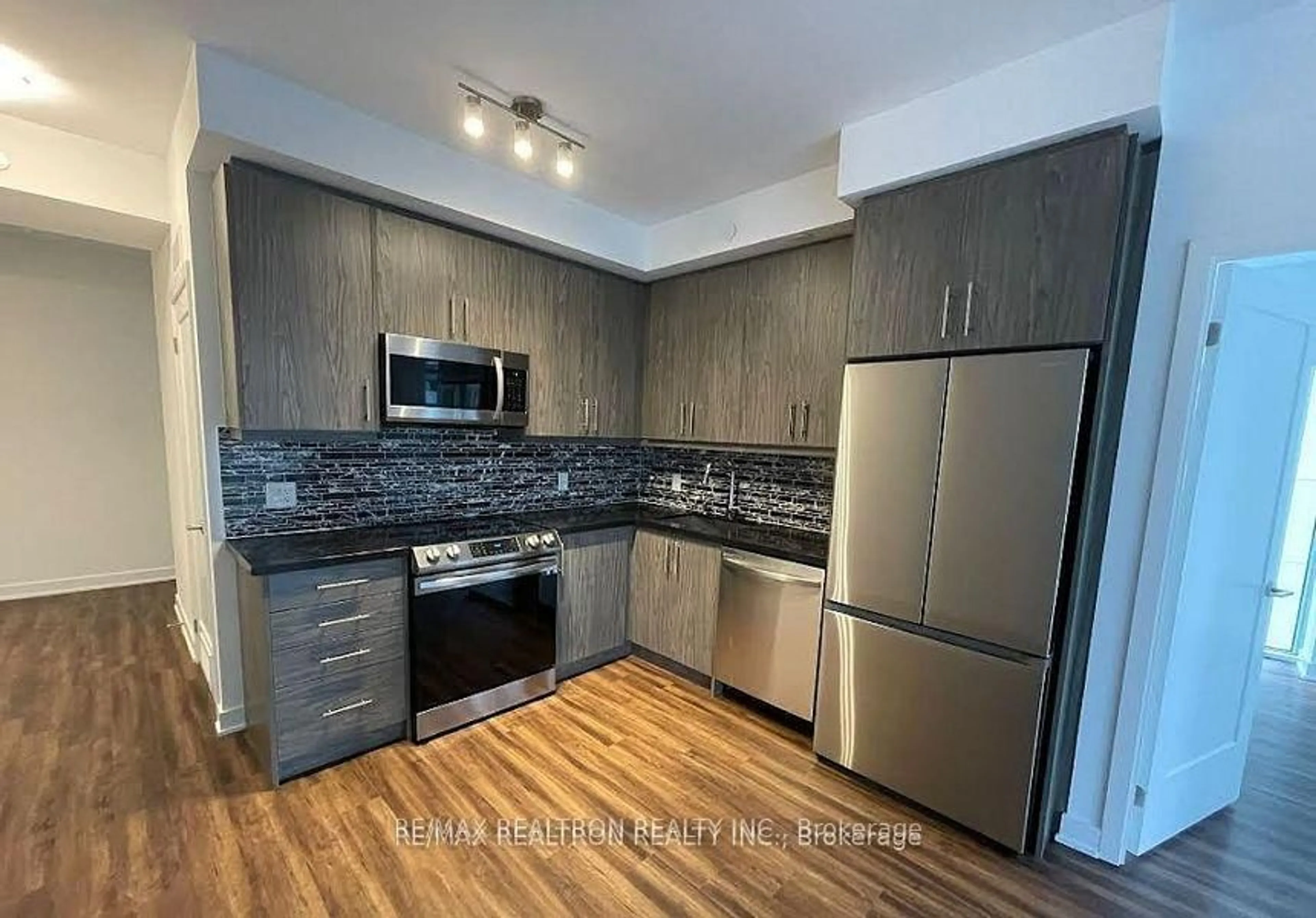 Standard kitchen, wood/laminate floor for 95 Oneida Cres #804, Richmond Hill Ontario L4B 0H5