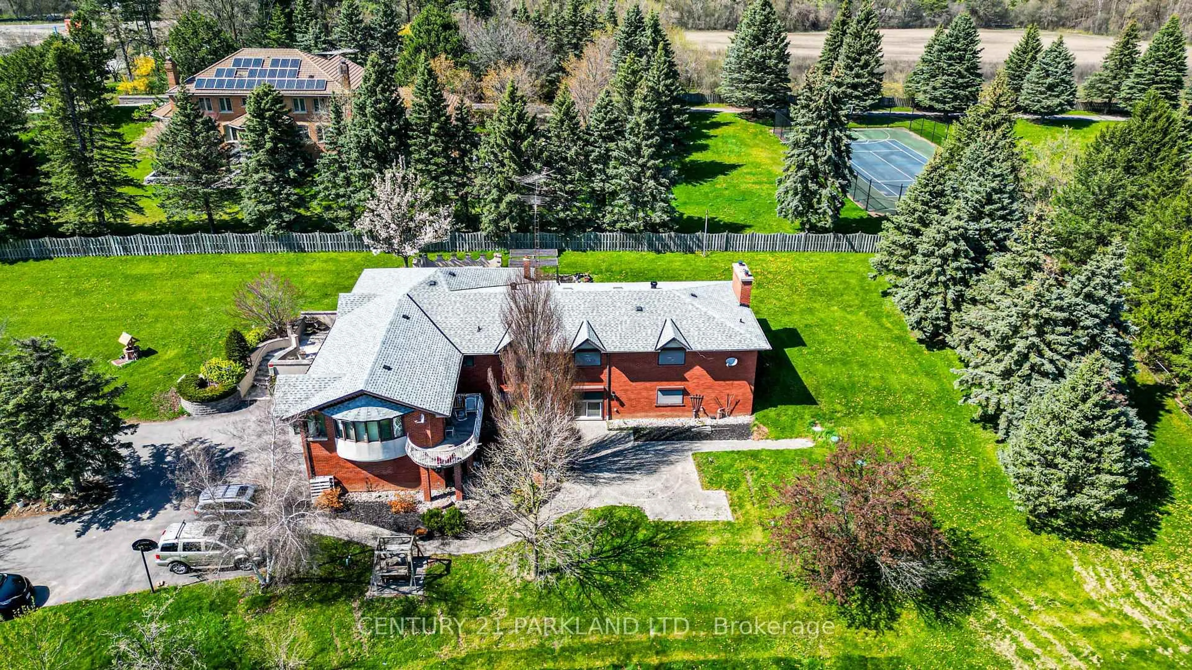 A pic from outside/outdoor area/front of a property/back of a property/a pic from drone, unknown for 11559 Leslie St, Richmond Hill Ontario L4E 3R7